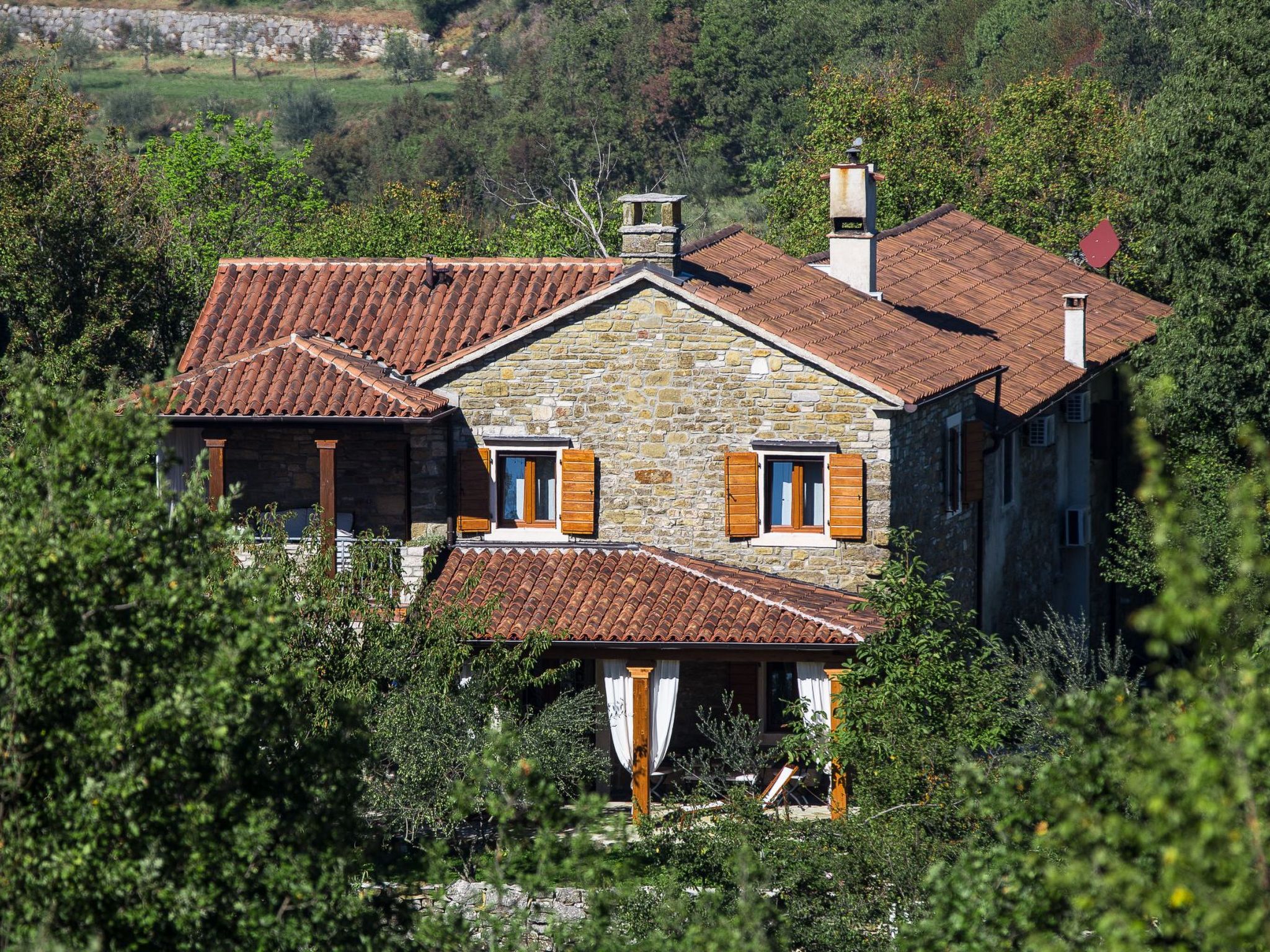 Mit privatem Pool-Dehors