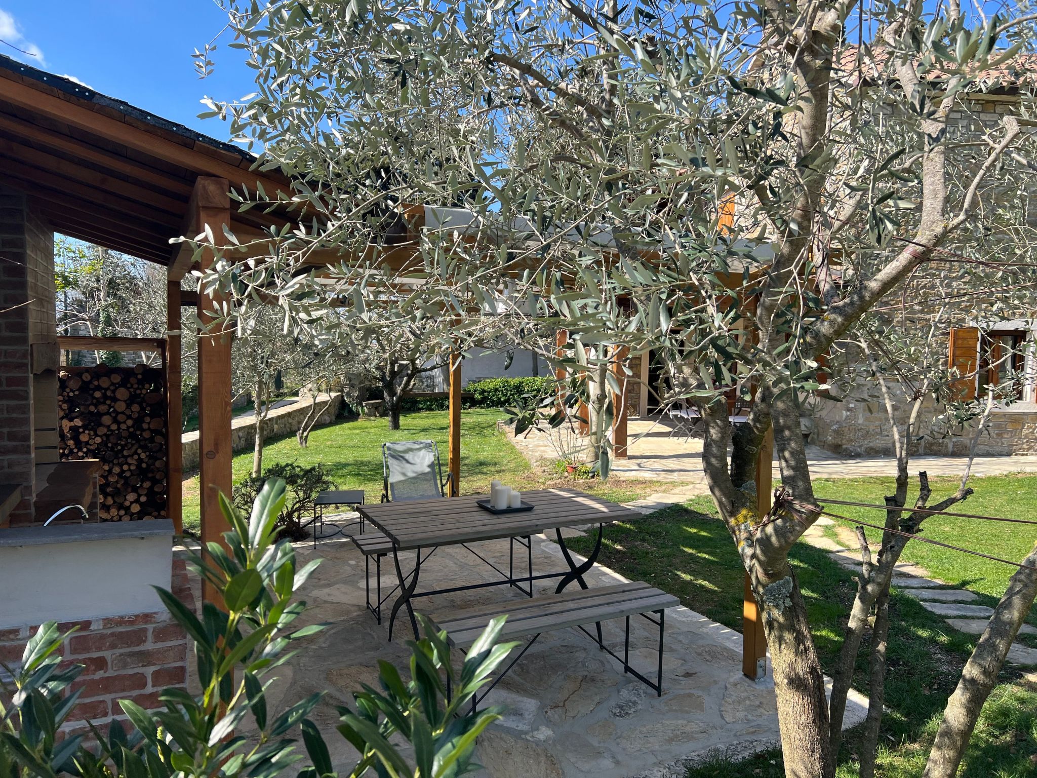 Mit privatem Pool-Dehors