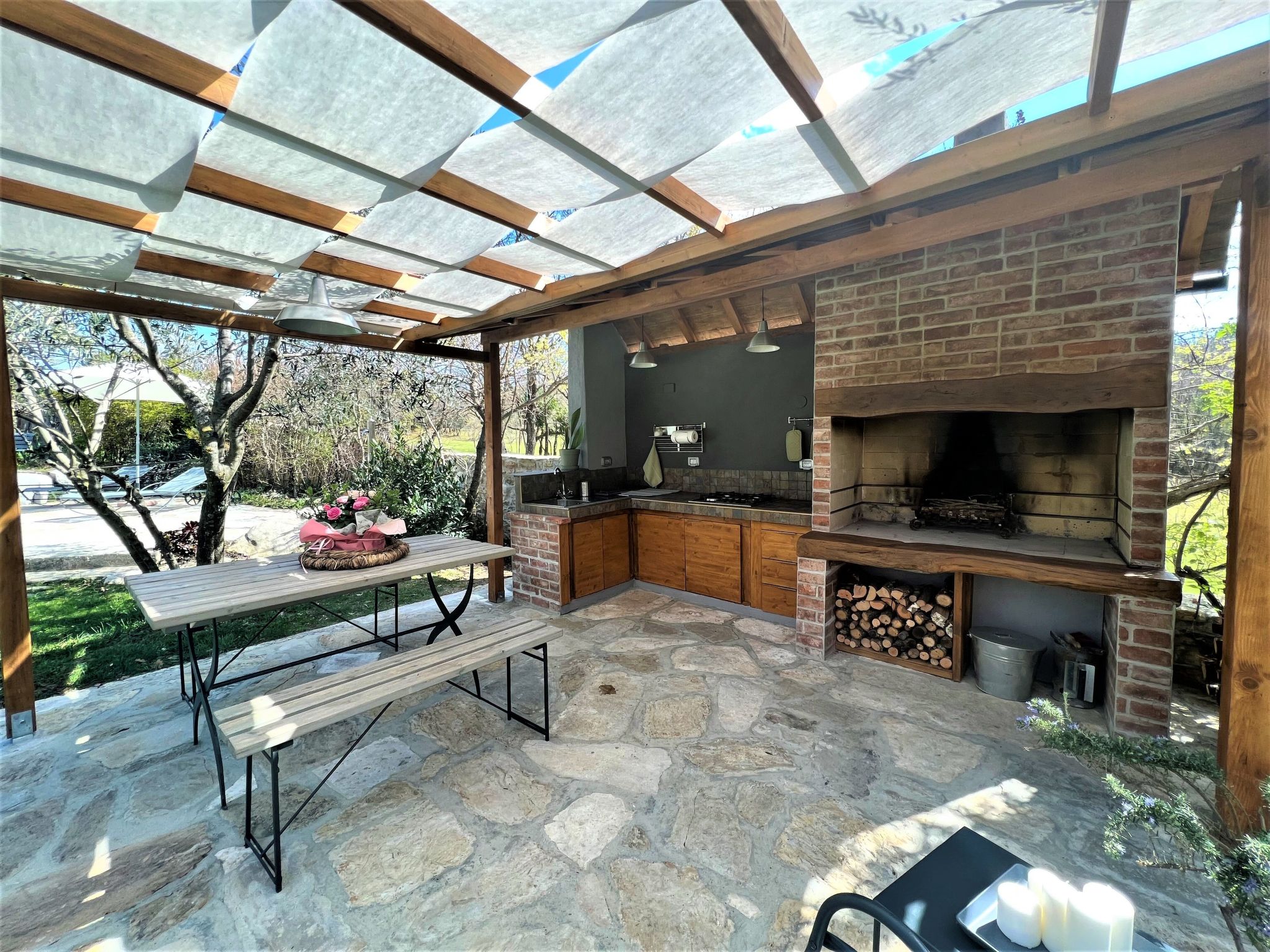 Mit privatem Pool-Dehors