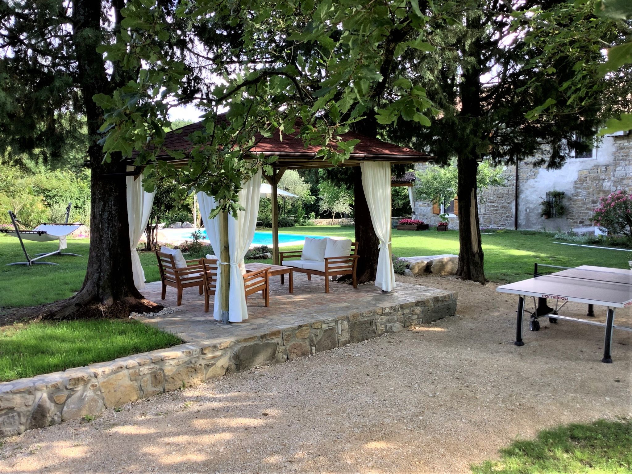 Mit privatem Pool-Dehors