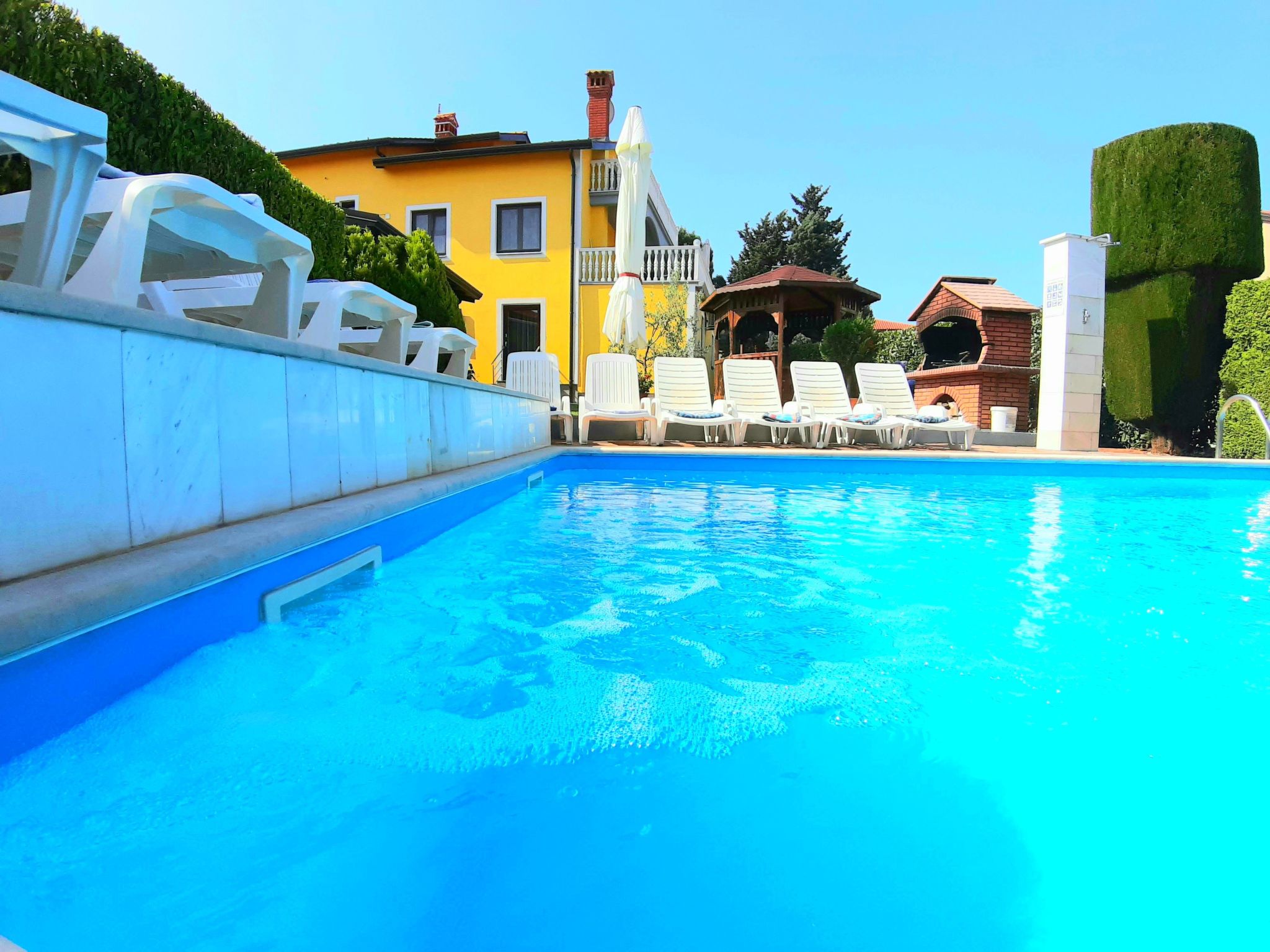 Mit beheiztem Pool-Drinnen