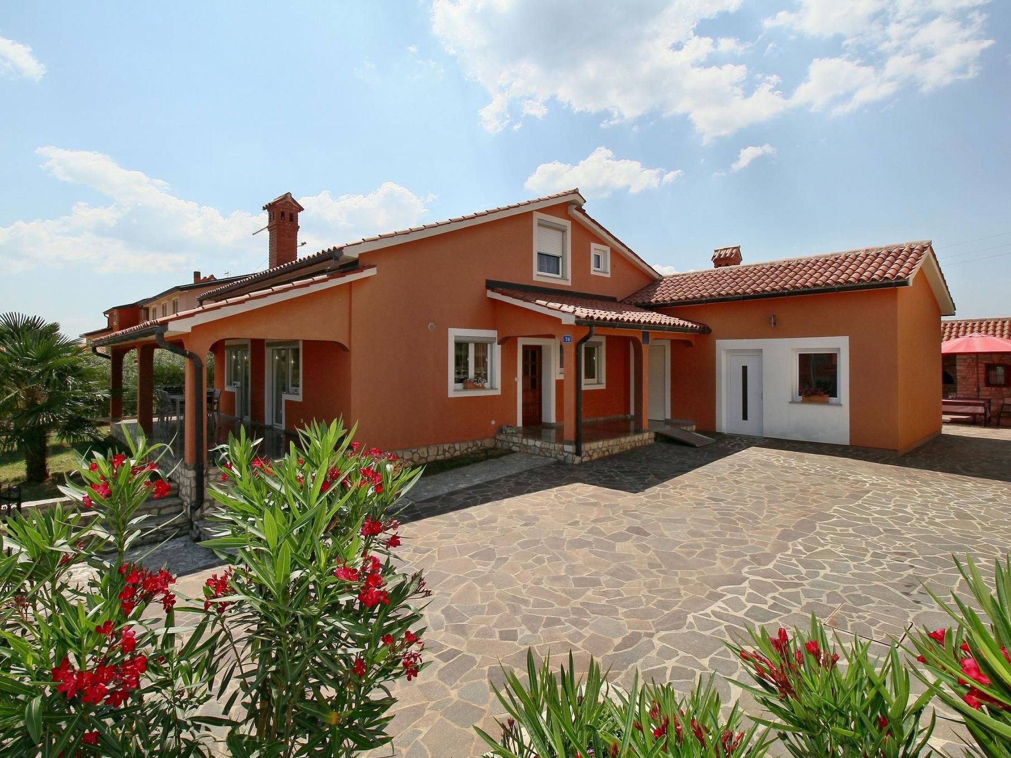 Discover our beautiful holiday home with pool, ideal for your next holiday. Situated on a fenced plot, it offers you everything you need for a comfortable stay - stylishly furnished and equipped with ..