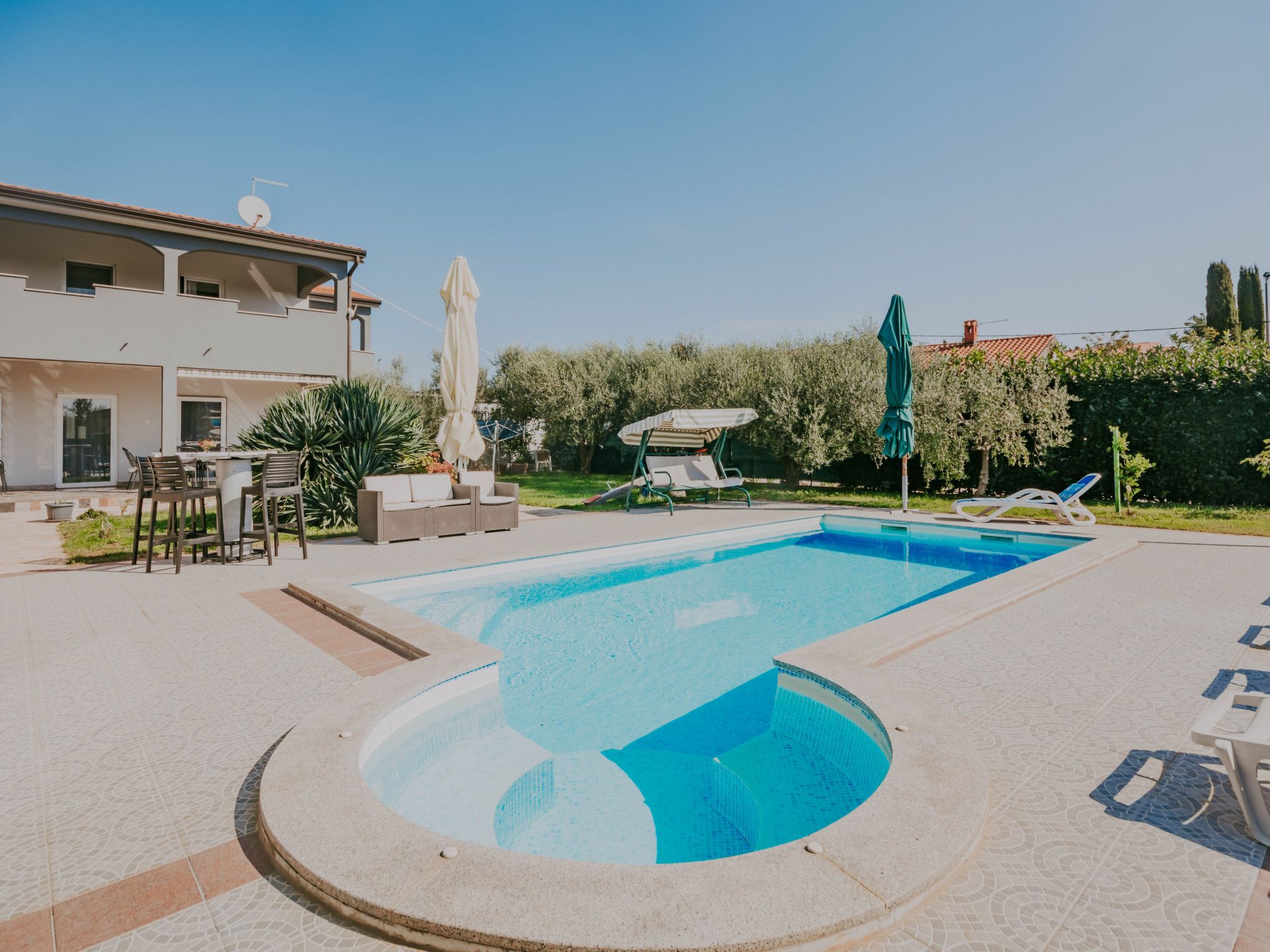 This beautiful, modern and Mediterranean holiday house is on an estate with private houses and villas. On hot days you can cool off in the pool,who is without chlorine(electrolysis), in the beautiful ..