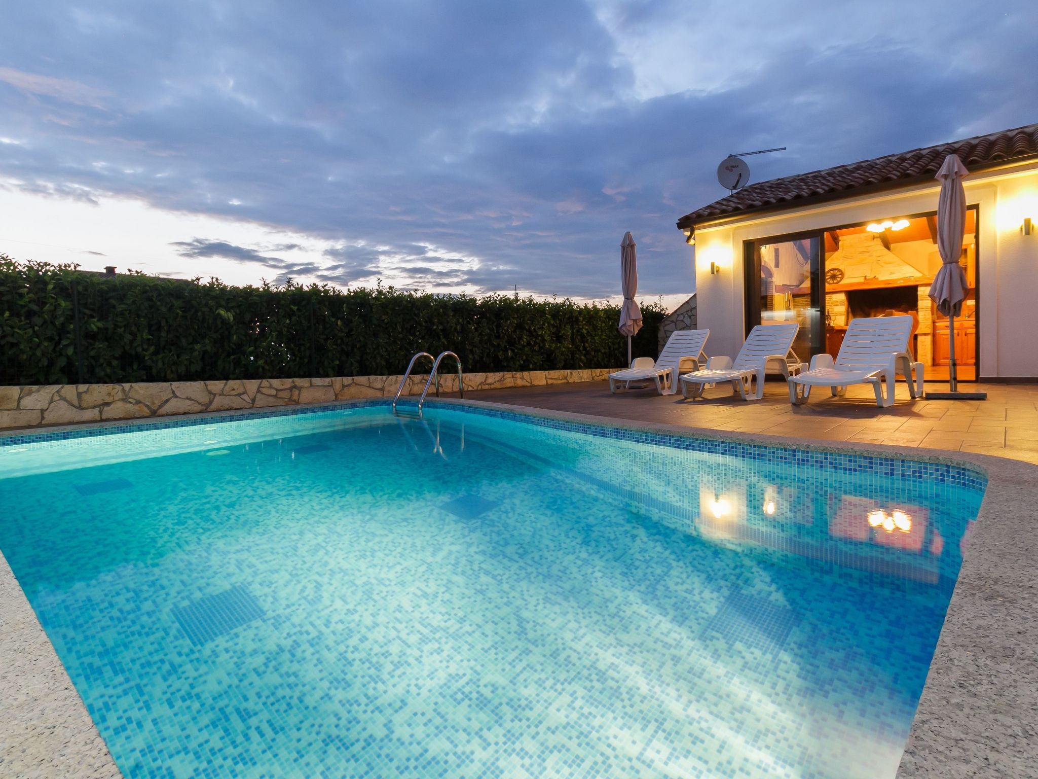 Schönes Ferienhaus mit Swimmingpool-Image-tags.info