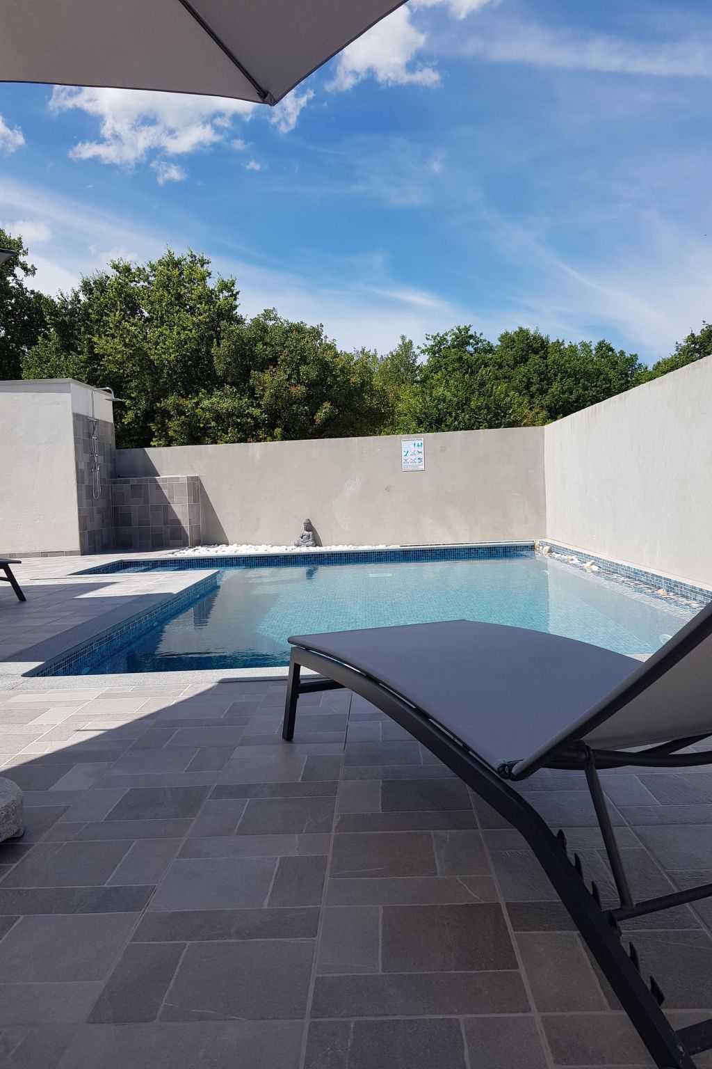 Mit privatem Pool in Ruhiger lage.-Drinnen