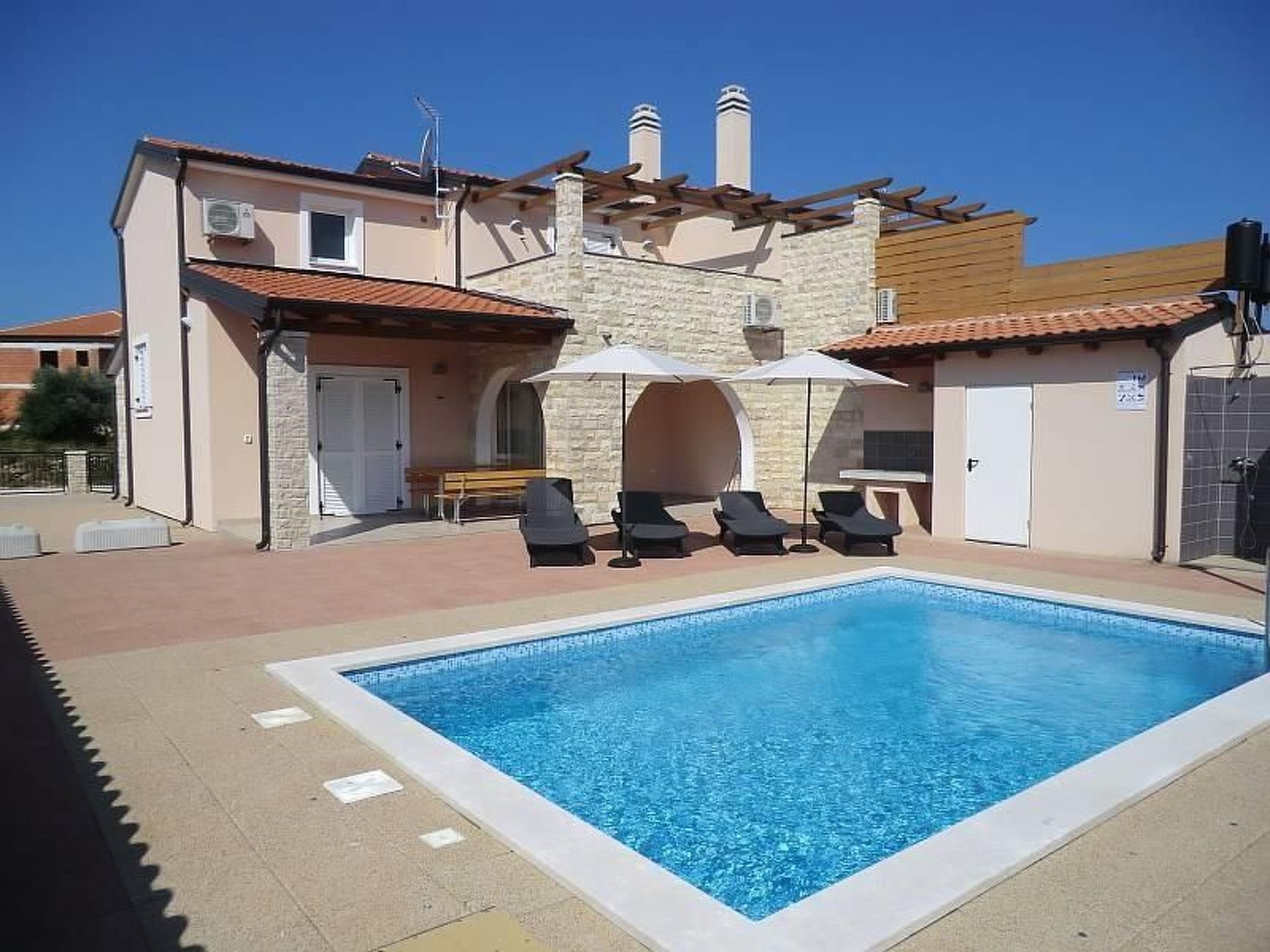 Mit Pool, Terrasse und Parkplatz