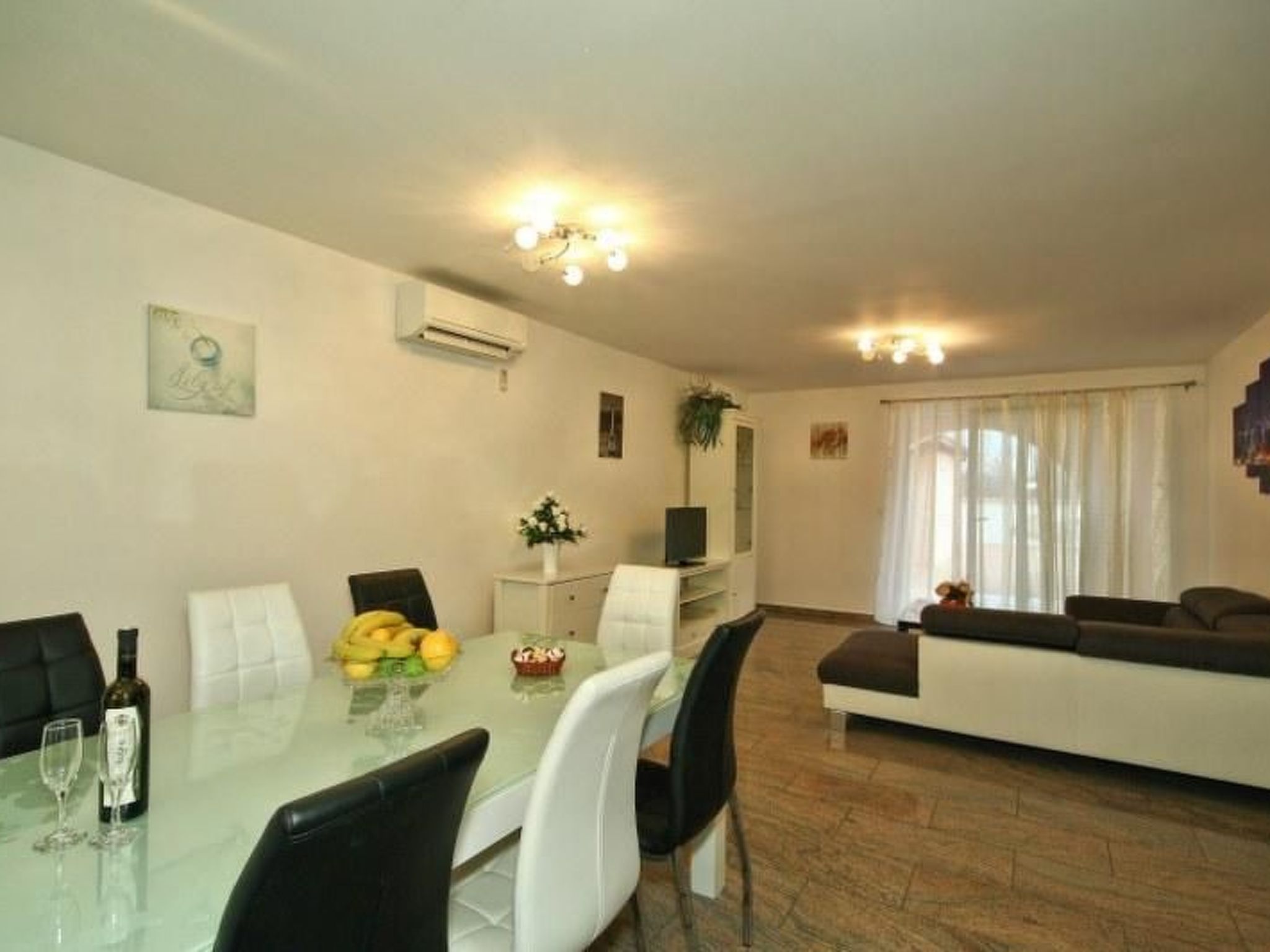 Mit Pool, Terrasse und Parkplatz