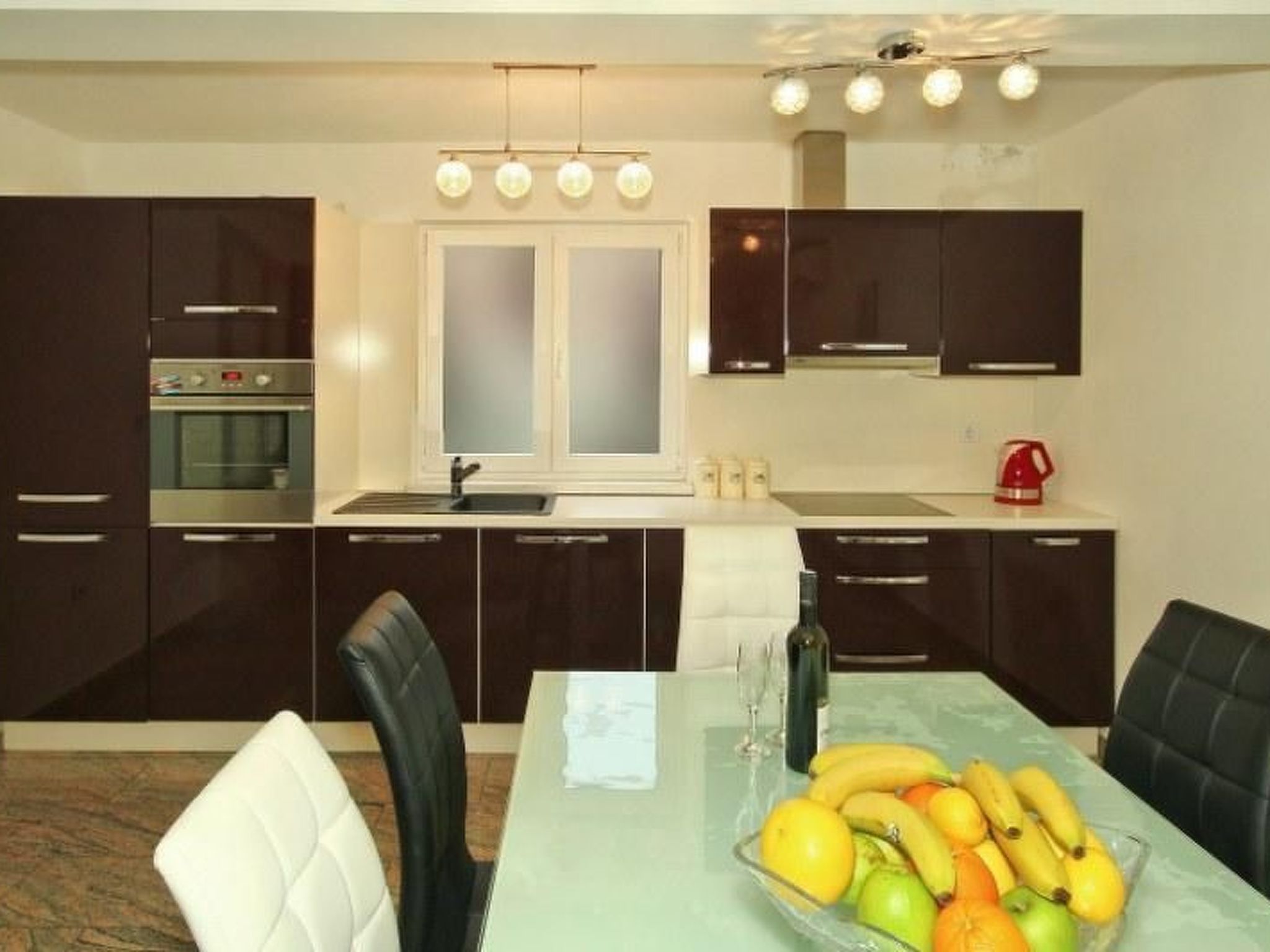 Mit Pool, Terrasse und Parkplatz