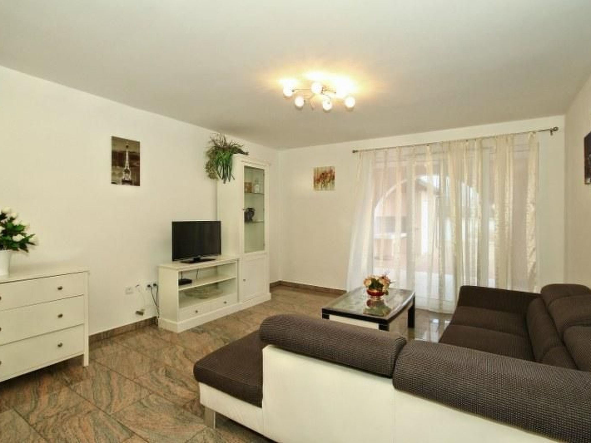 Mit Pool, Terrasse und Parkplatz-Image-tags.info