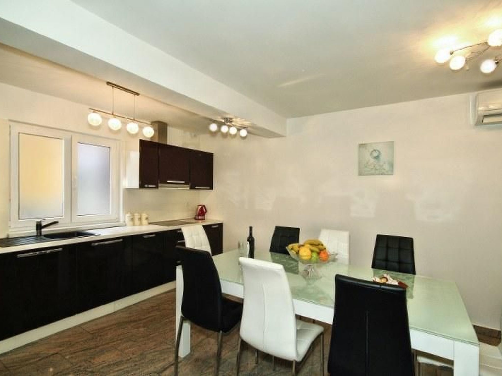 Mit Pool, Terrasse und Parkplatz-Image-tags.info