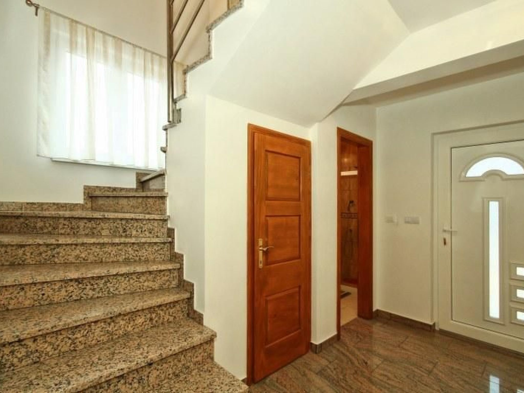 Mit Pool, Terrasse und Parkplatz-Image-tags.info