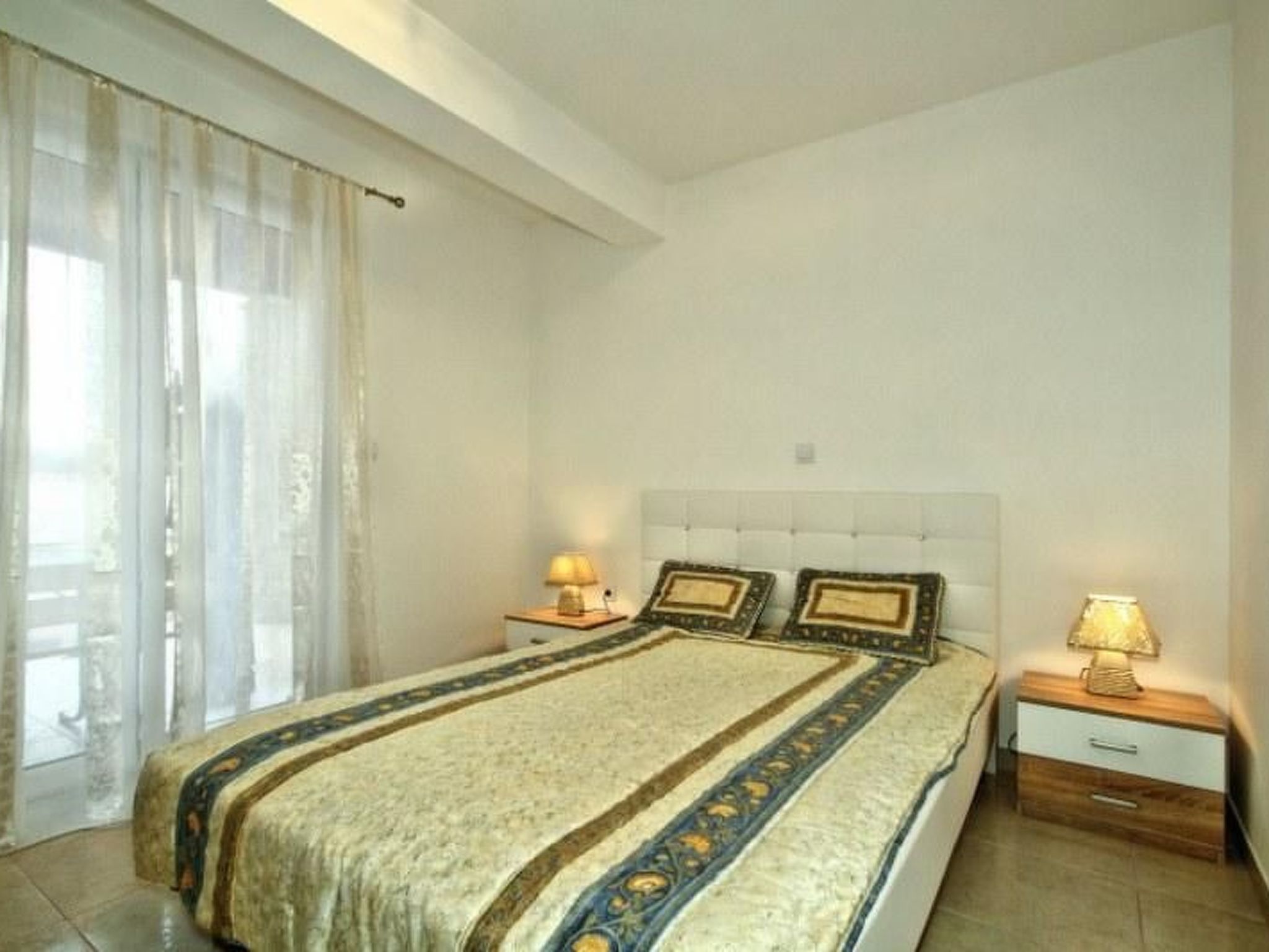 Mit Pool, Terrasse und Parkplatz-Image-tags.info