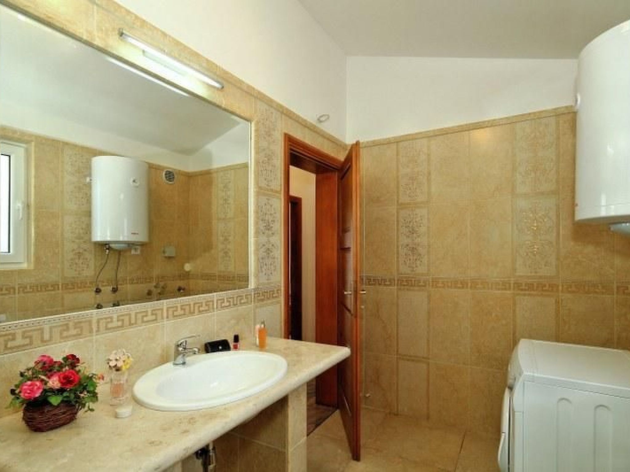 Mit Pool, Terrasse und Parkplatz-Image-tags.info