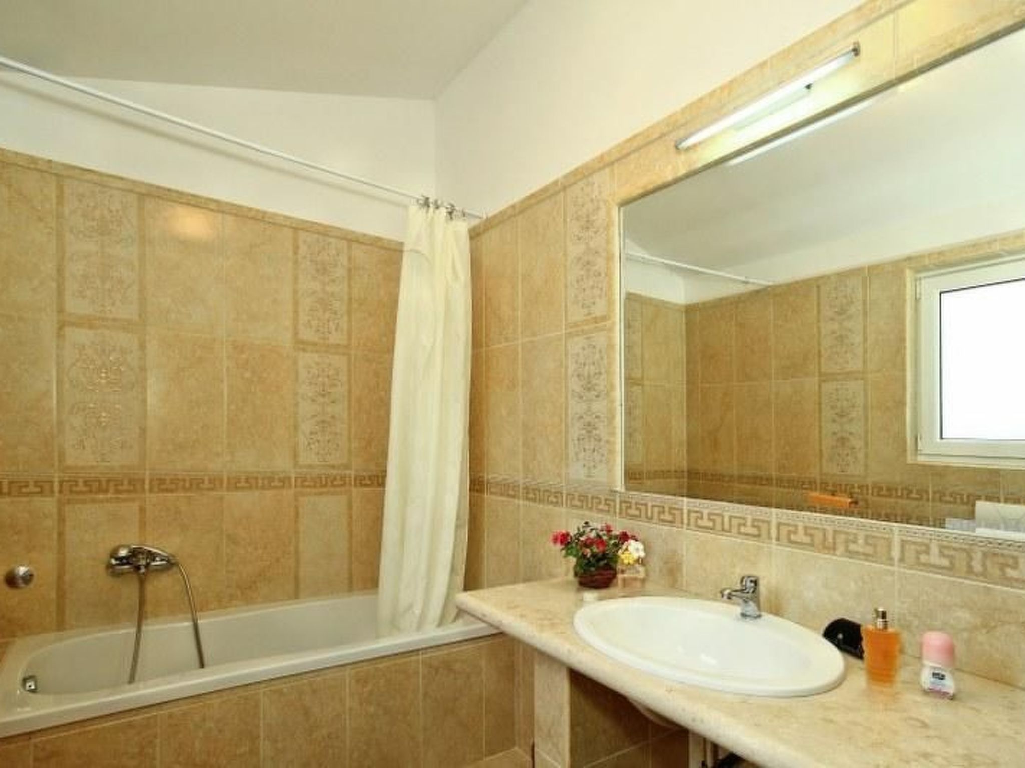 Mit Pool, Terrasse und Parkplatz-Image-tags.info