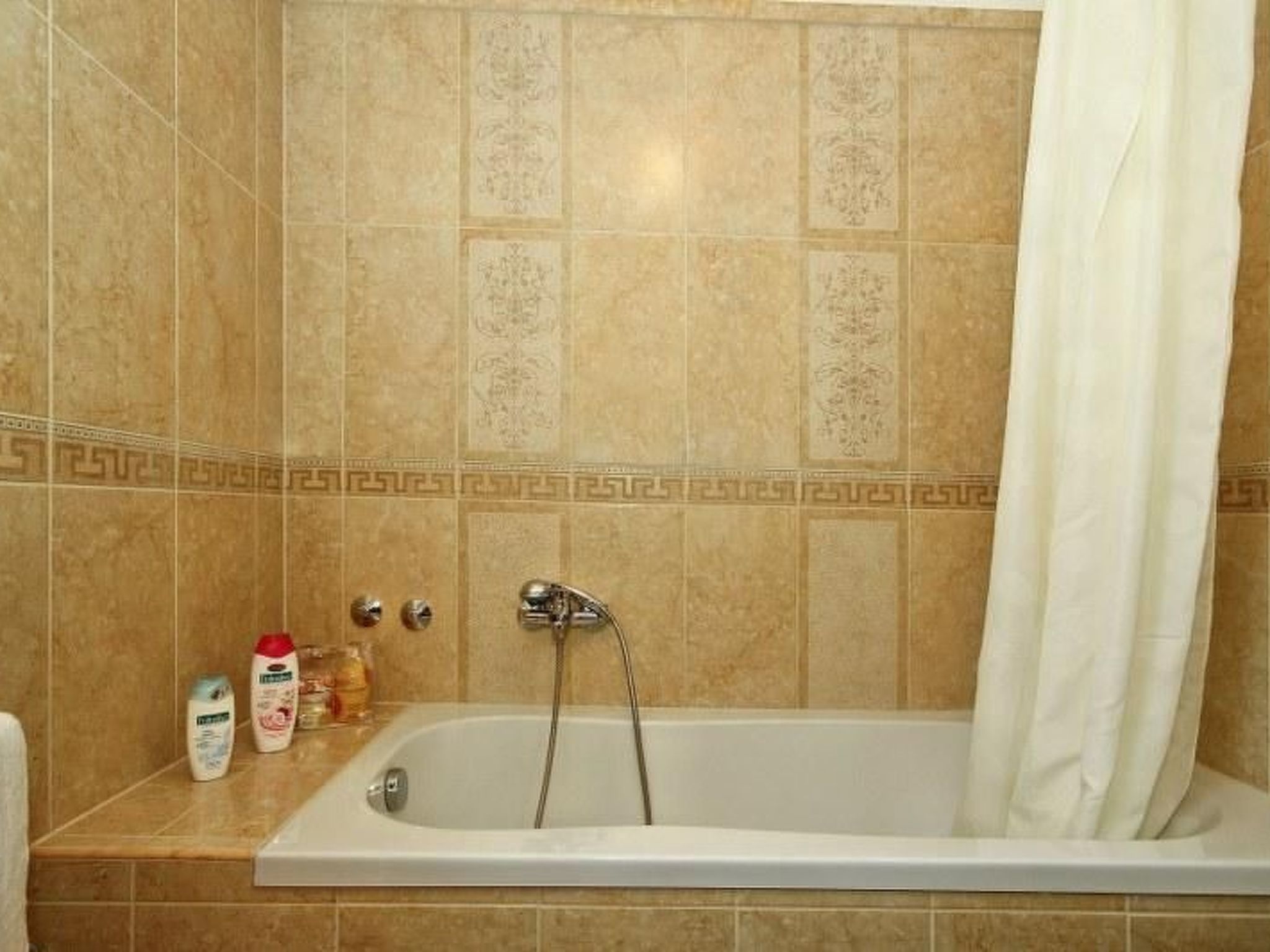 Mit Pool, Terrasse und Parkplatz-Image-tags.info