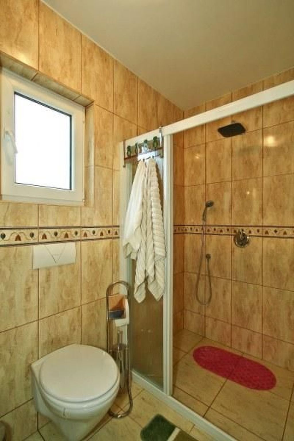 Mit Pool, Terrasse und Parkplatz-Image-tags.info