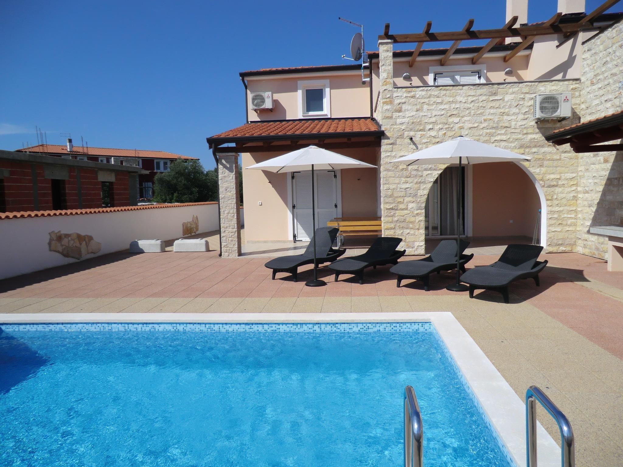 Mit Pool, Terrasse und Parkplatz-Image-tags.info