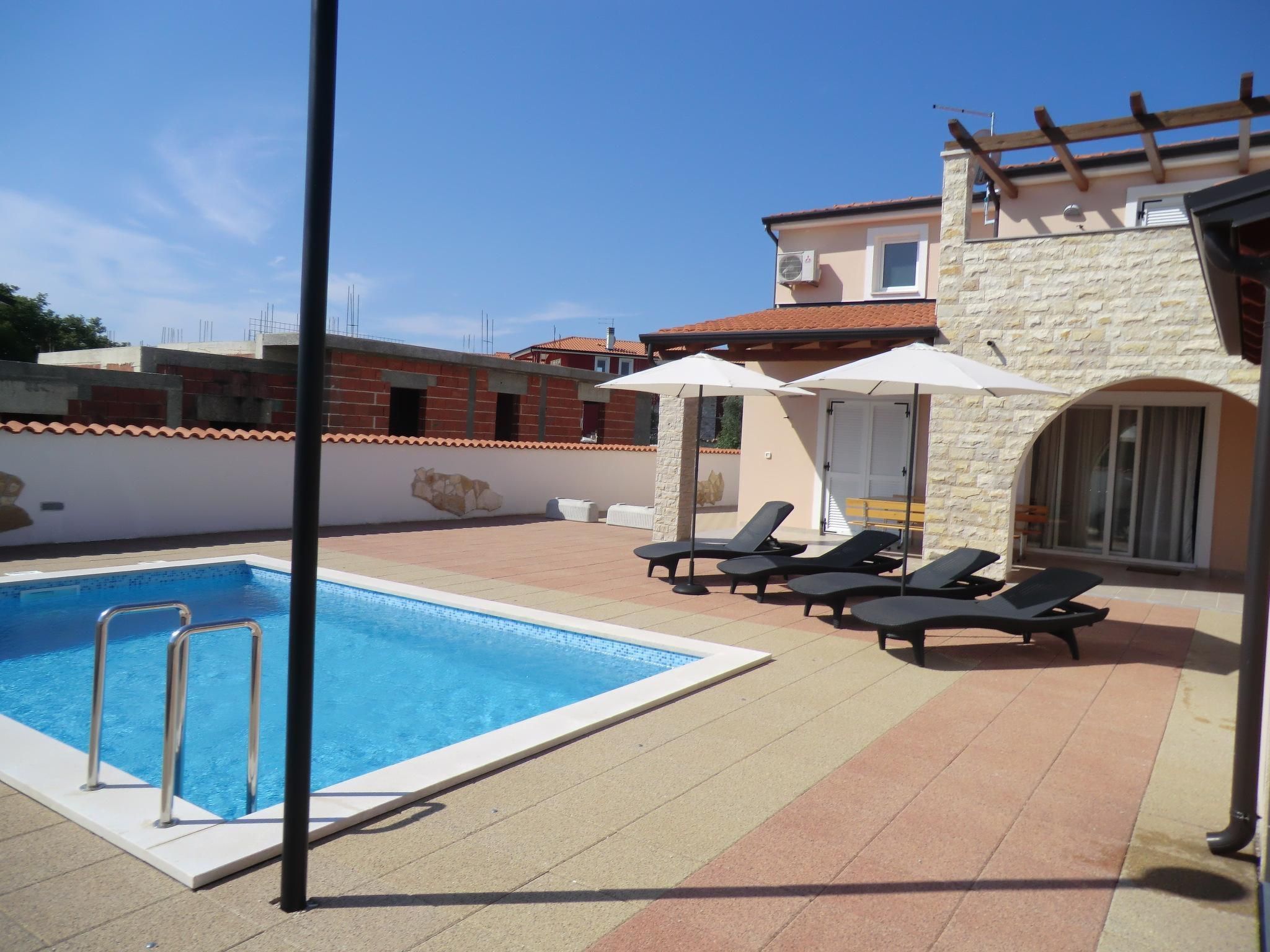 Mit Pool, Terrasse und Parkplatz-Image-tags.info