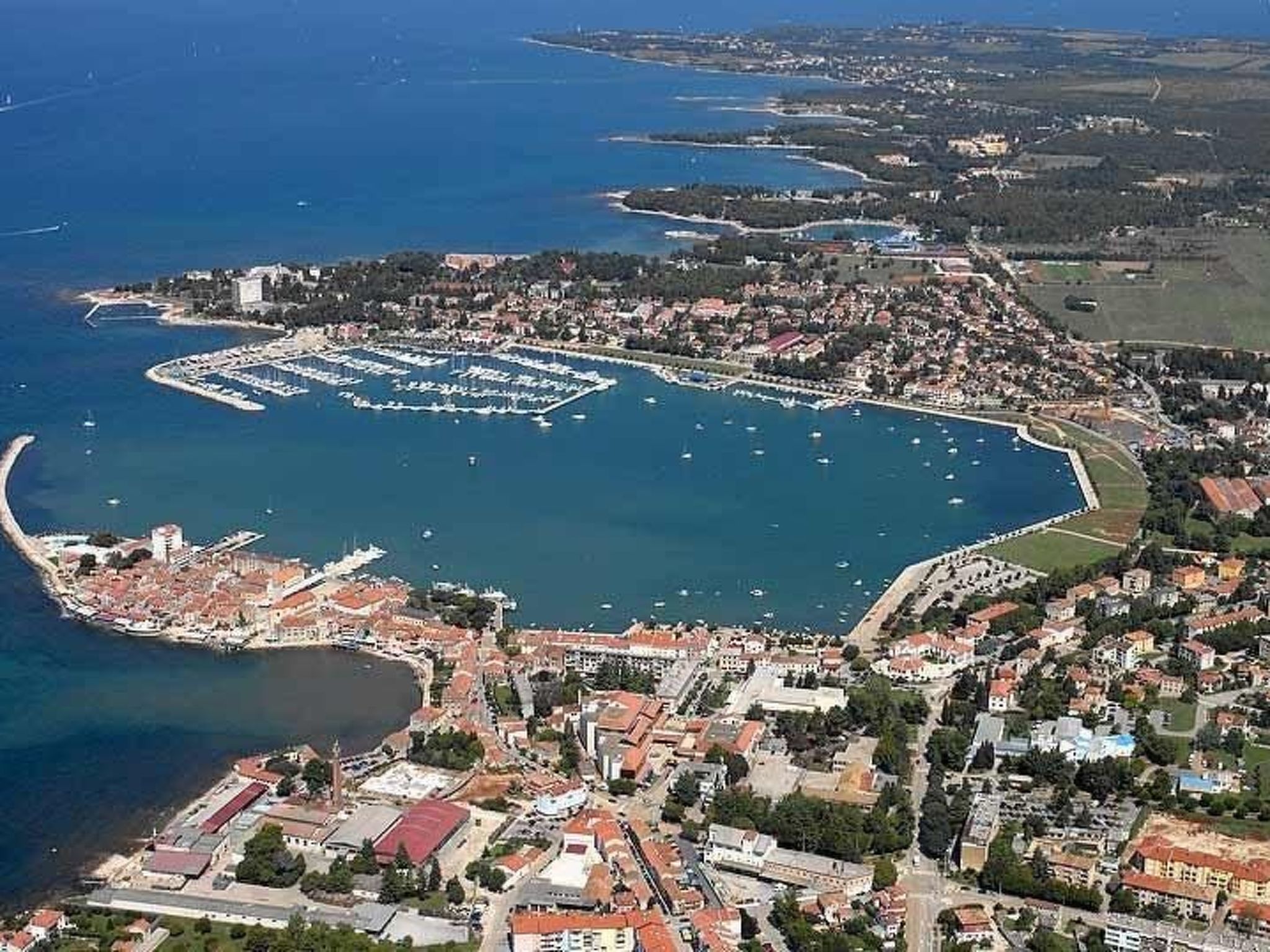 Mit Pool, Terrasse und Parkplatz-Image-tags.info