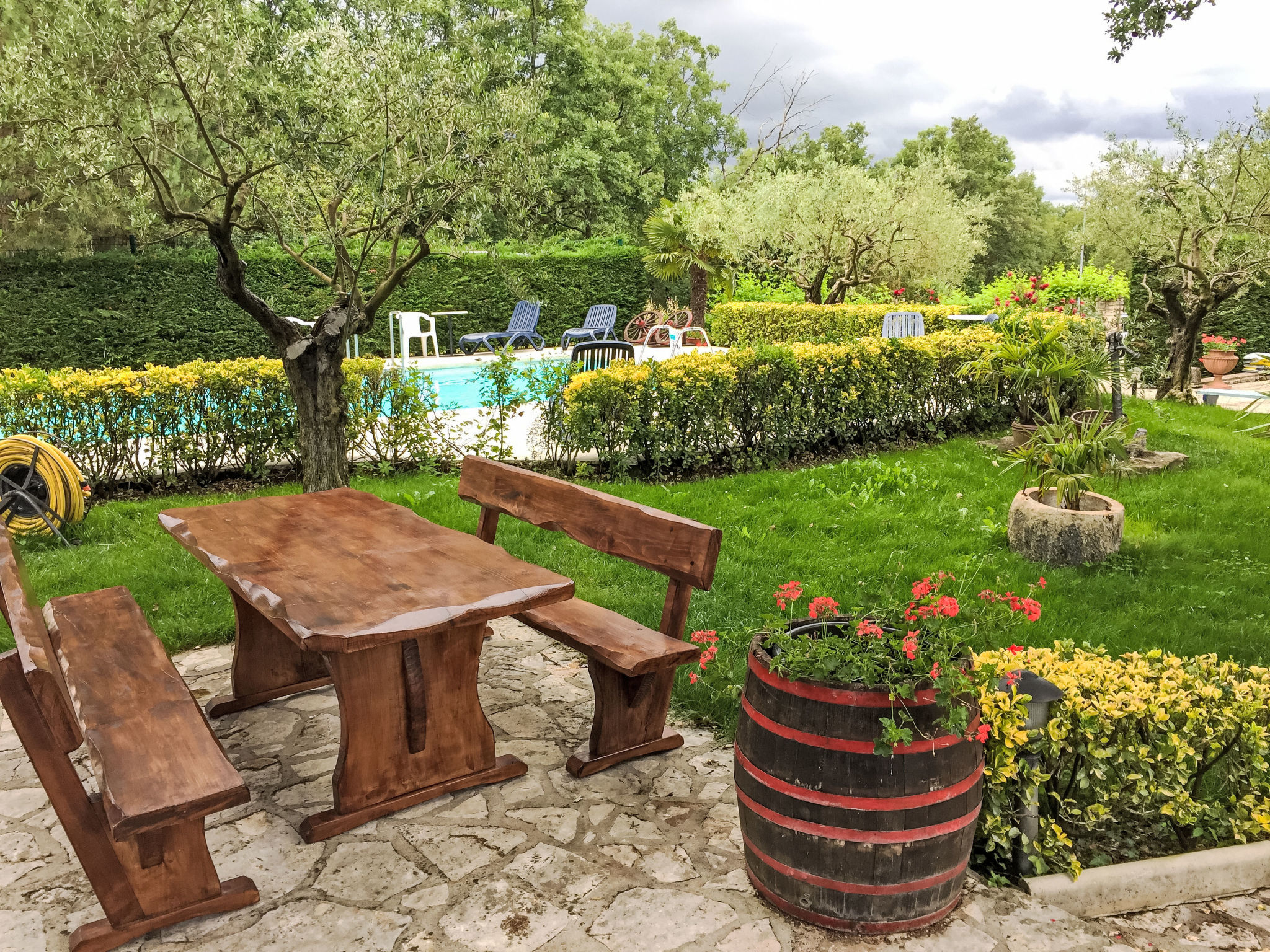 "Plavo More" mit Terrasse - Buiten