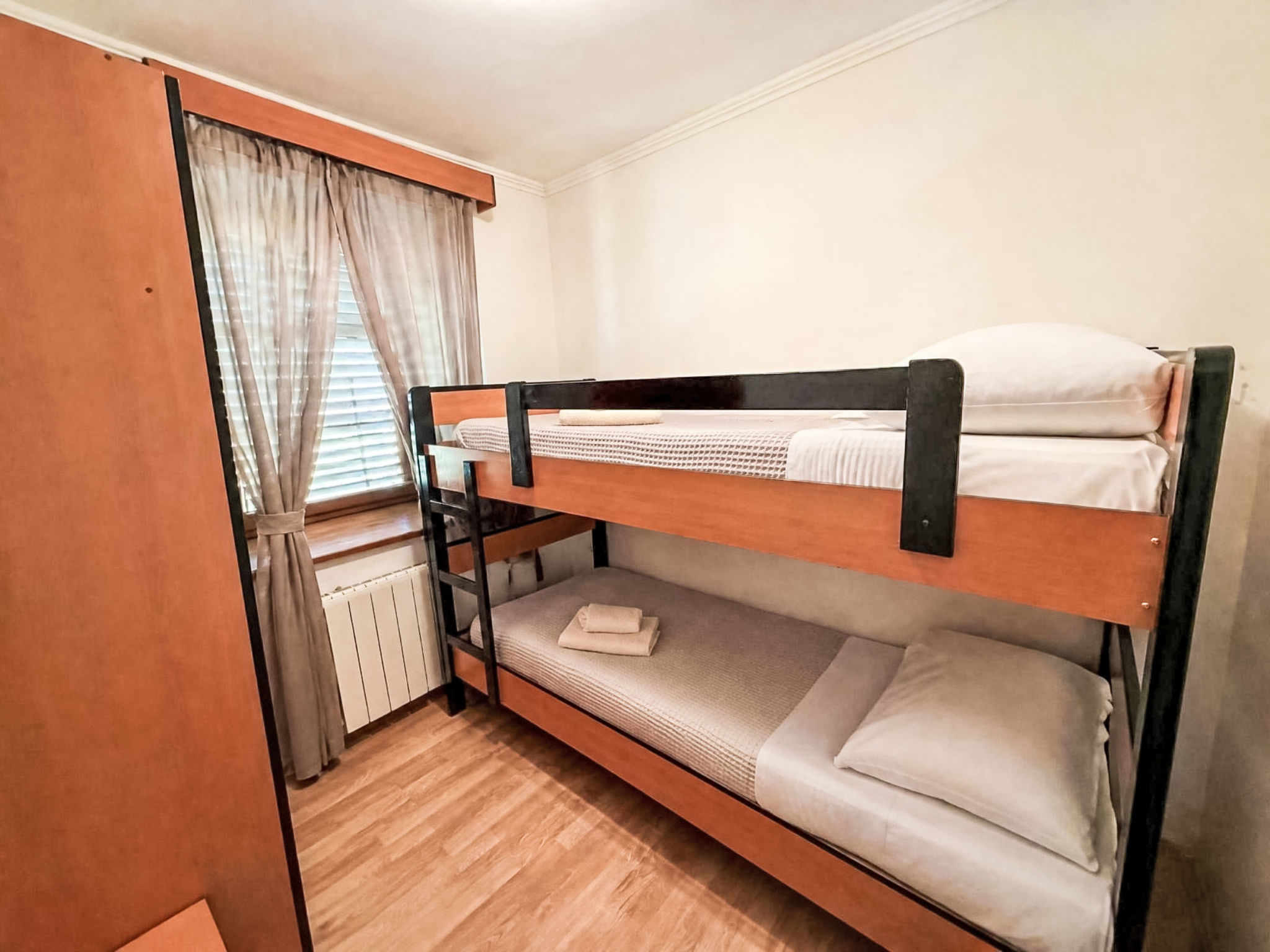 "Plavo More" mit Terrasse - Binnen