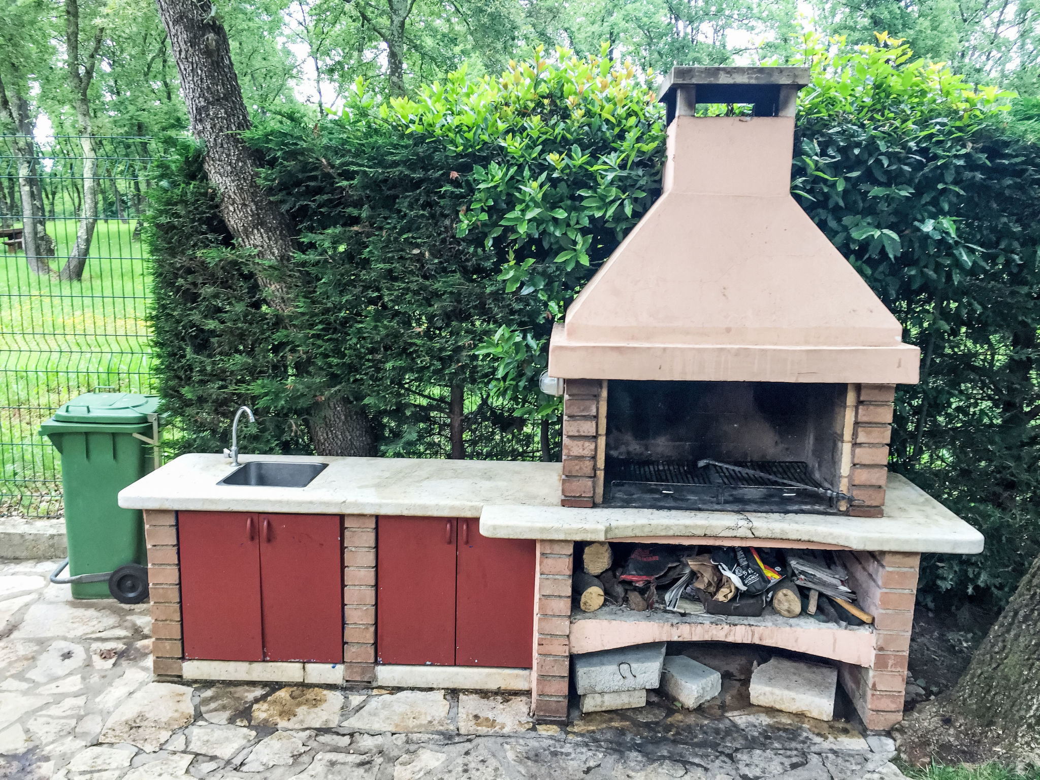 "Plavo More" mit Terrasse - Buiten