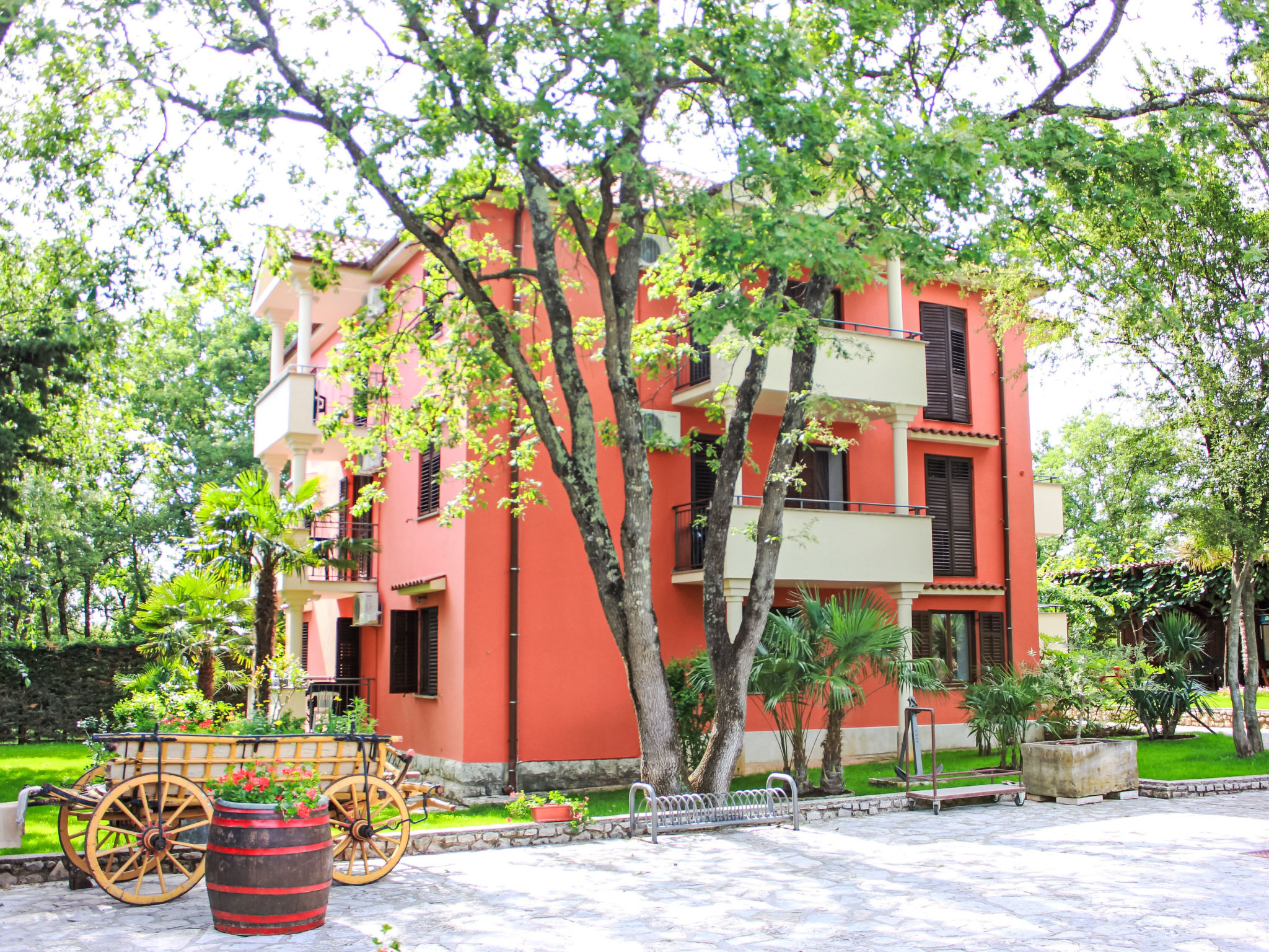 "Plavo More" mit Terrasse - Buiten