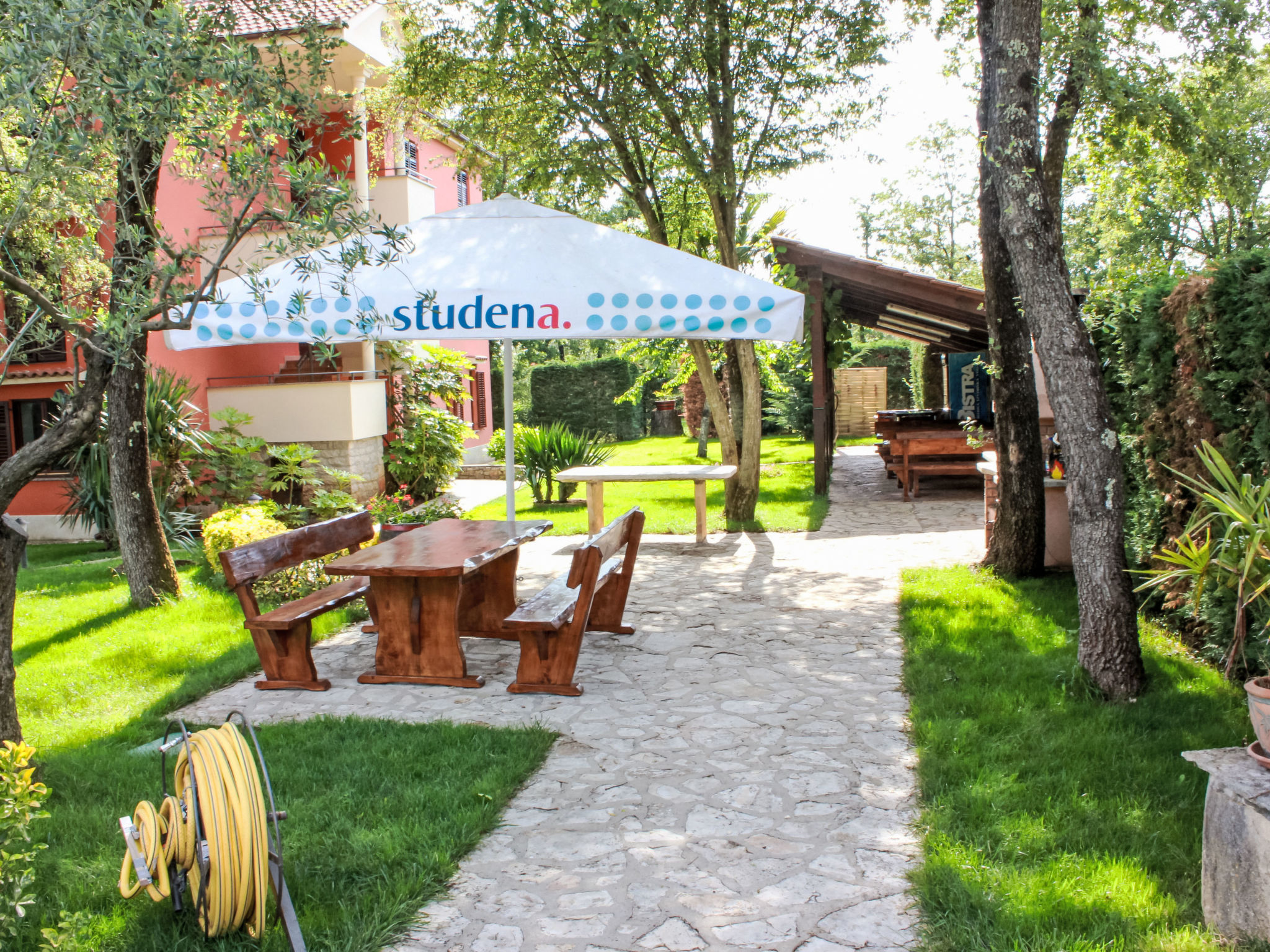 "Plavo More" mit Terrasse - Buiten