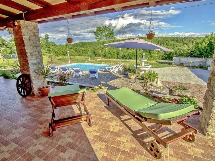 Open haard en privézwembad in ruim vakantiehuis in Grožnjan in Grožnjan