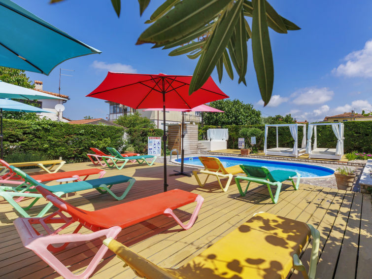 Op 300 m van zee: Zonnig appartement Nika in Umag met wellness in Umag