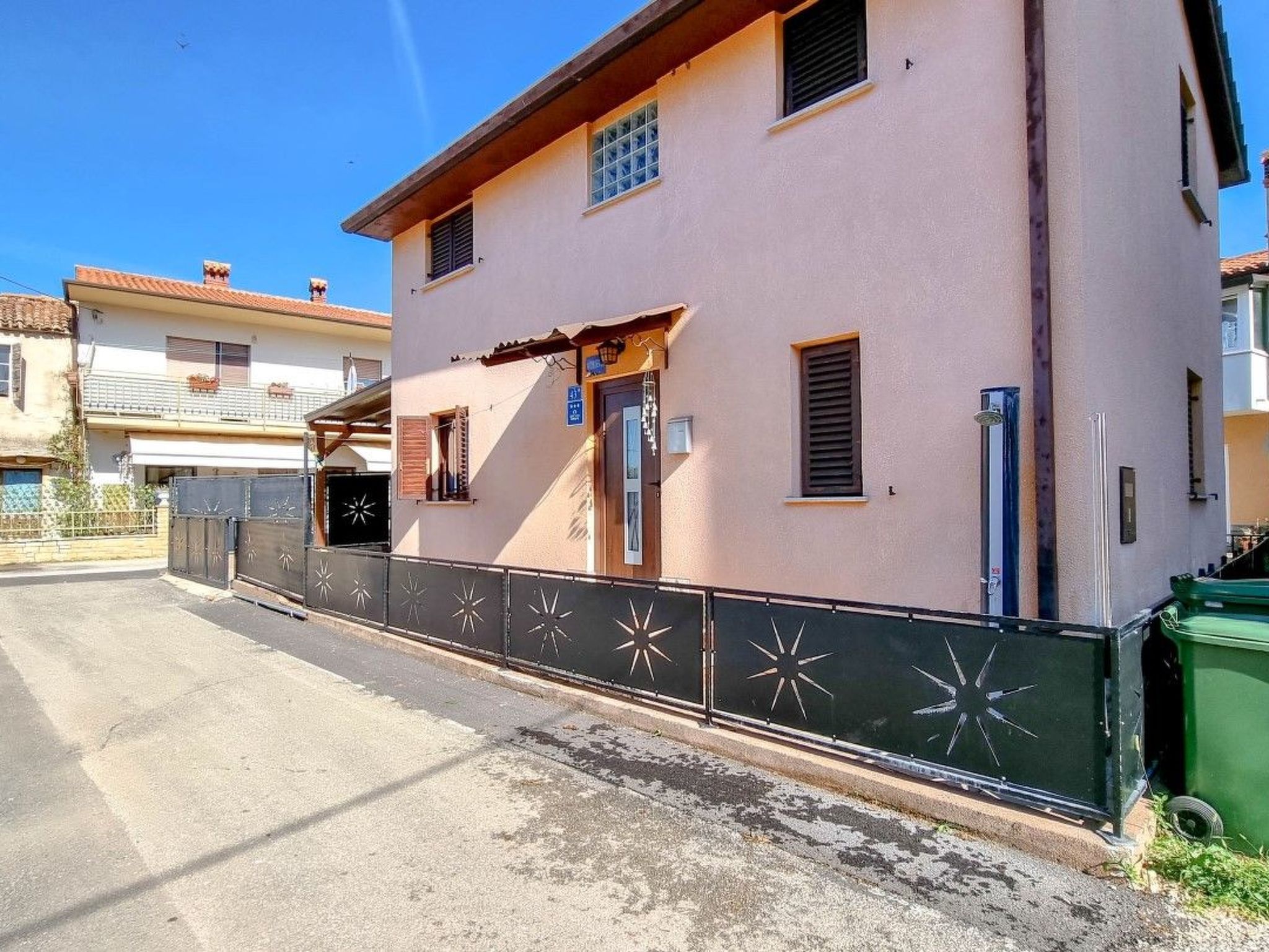 Photo of "Ivan" direkt am Strand