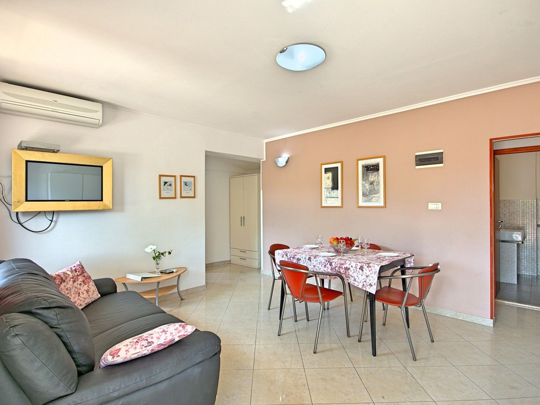 Photo of Apartment Nika1 Umag mit Pool und Whirlpool 400 Meter vom Strand entfernt