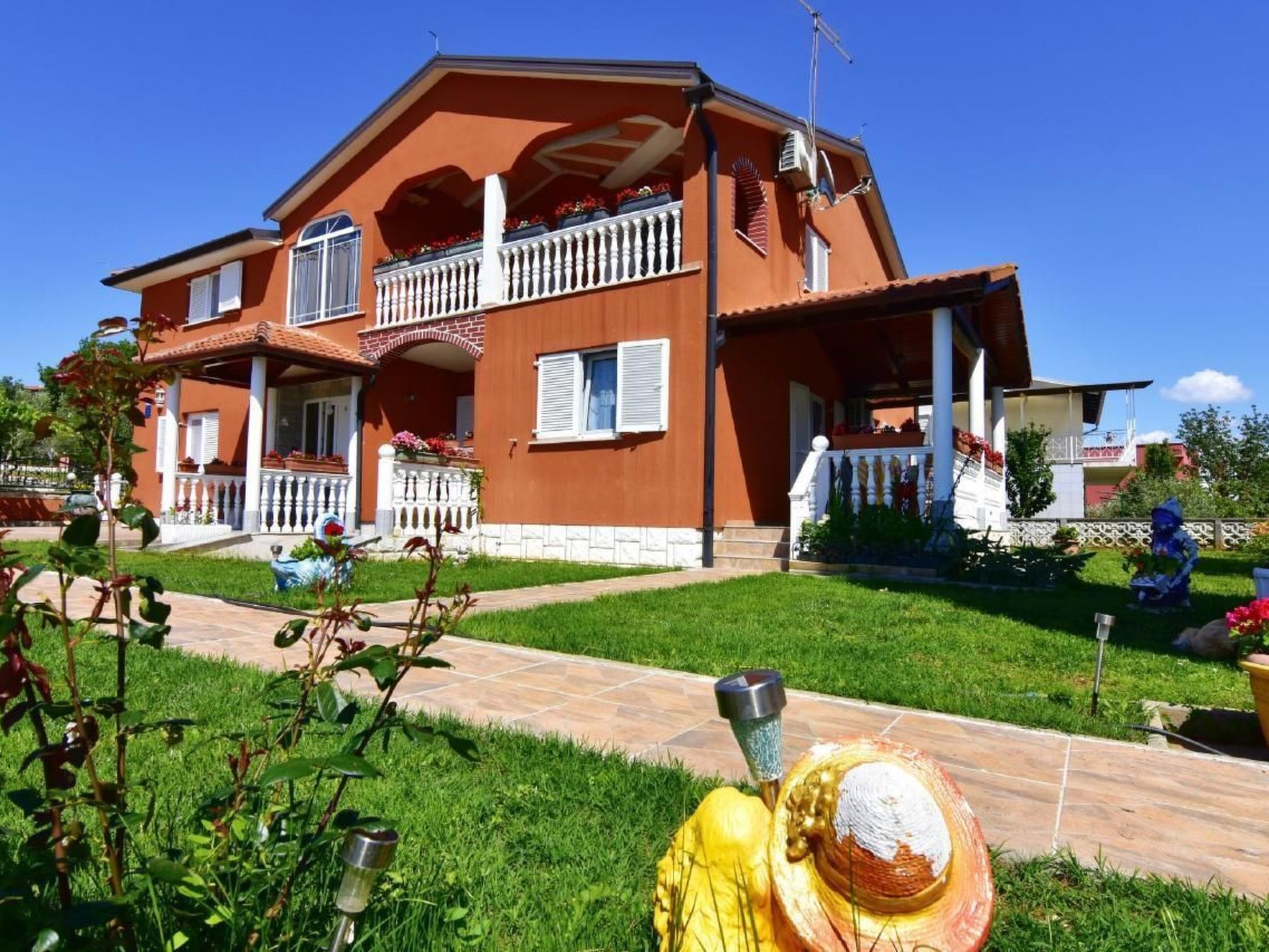 Klimatisierte Wohnung in Valica mit Großem Garten