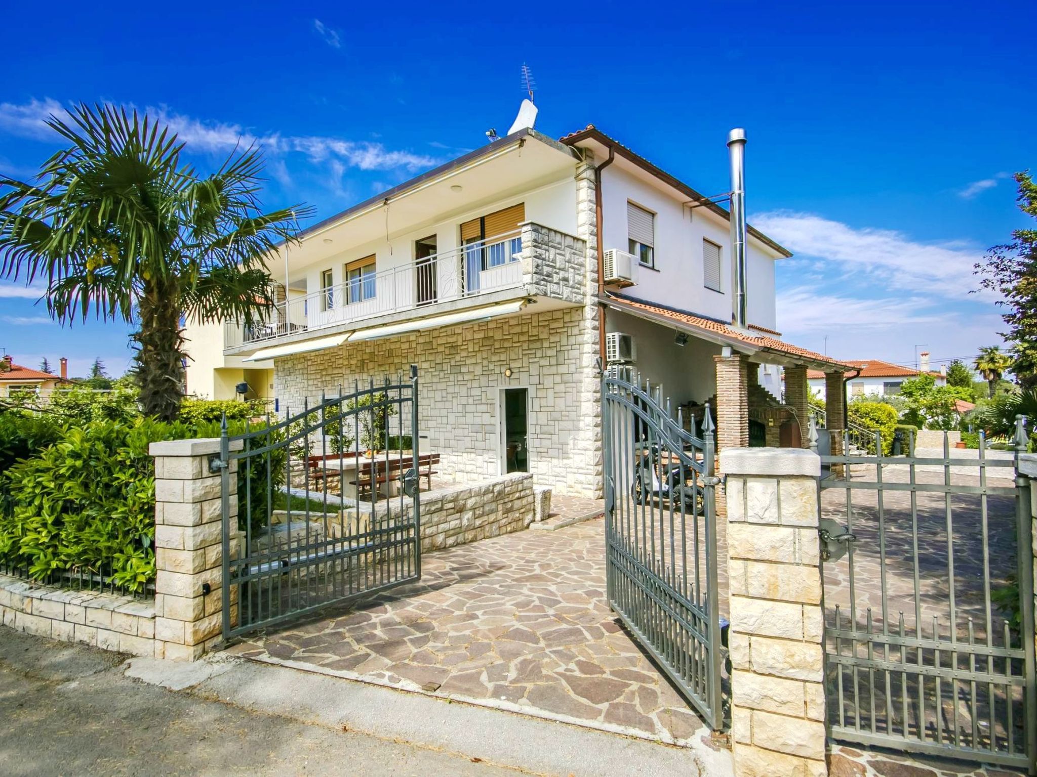 Photo of Apartment Nika 3 Umag mit Pool und Whirlpool 400 Meter vom Strand entfernt