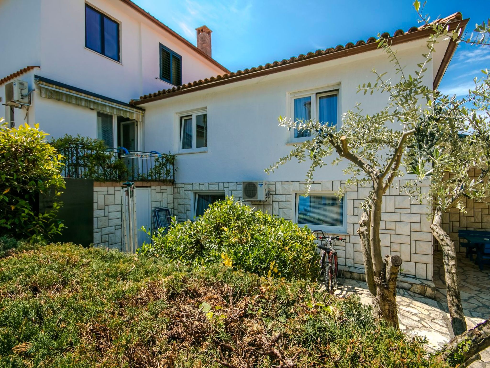 Photo of Apartment Nika 3 Umag mit Pool und Whirlpool 400 Meter vom Strand entfernt