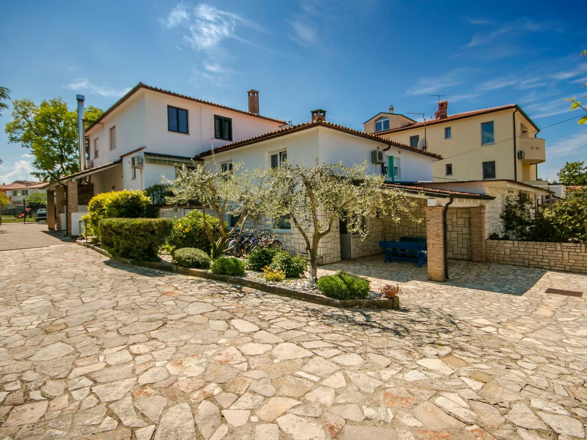 Photo of Apartment Nika 3 Umag mit Pool und Whirlpool 400 Meter vom Strand entfernt