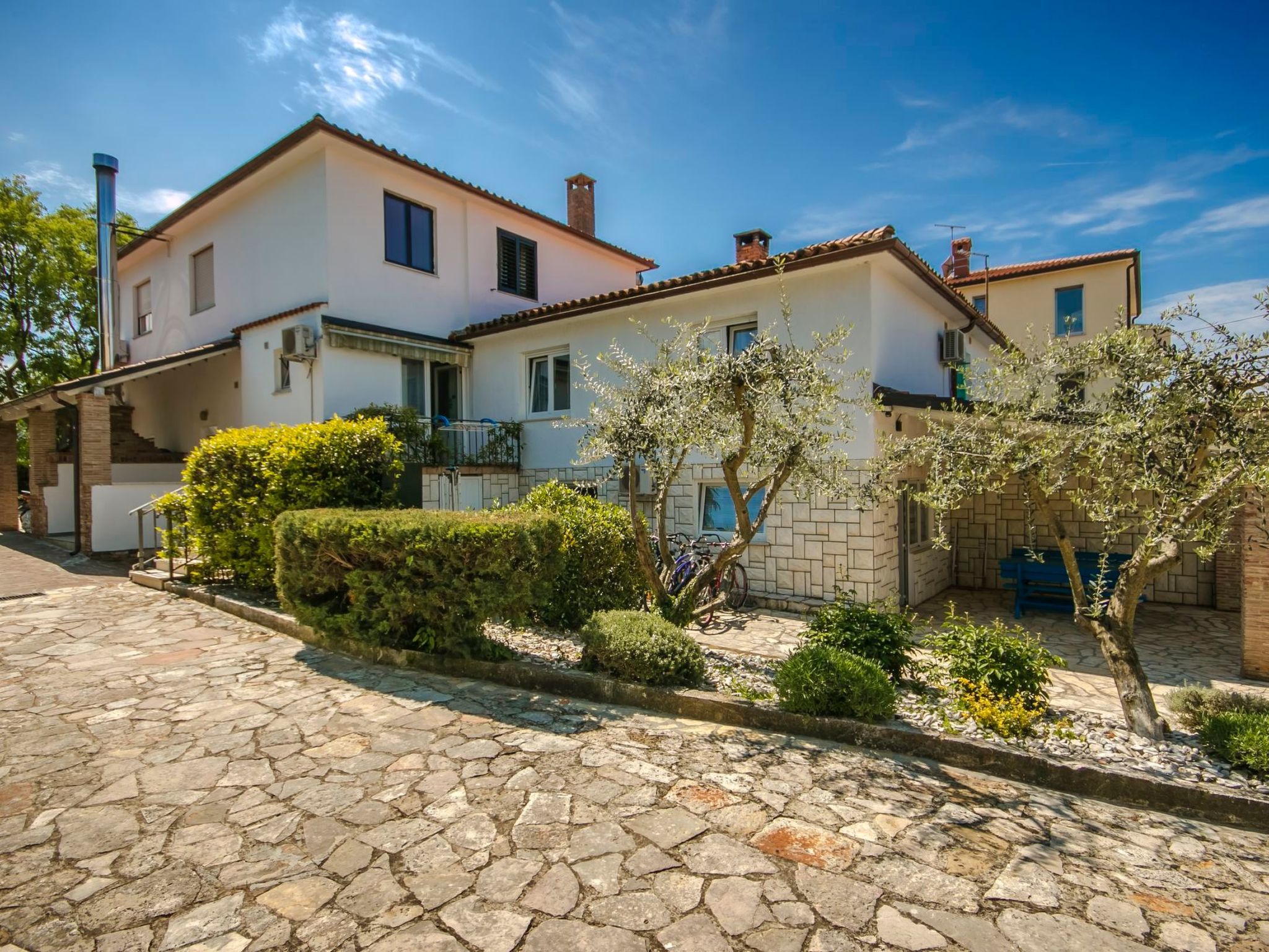 Photo of Apartment Nika 3 Umag mit Pool und Whirlpool 400 Meter vom Strand entfernt