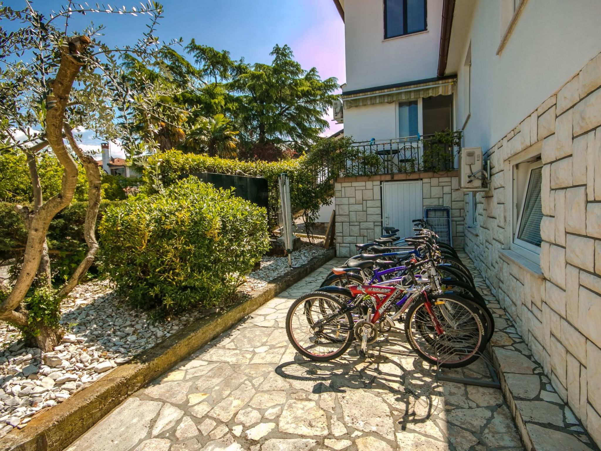 Photo of Apartment Nika 3 Umag mit Pool und Whirlpool 400 Meter vom Strand entfernt