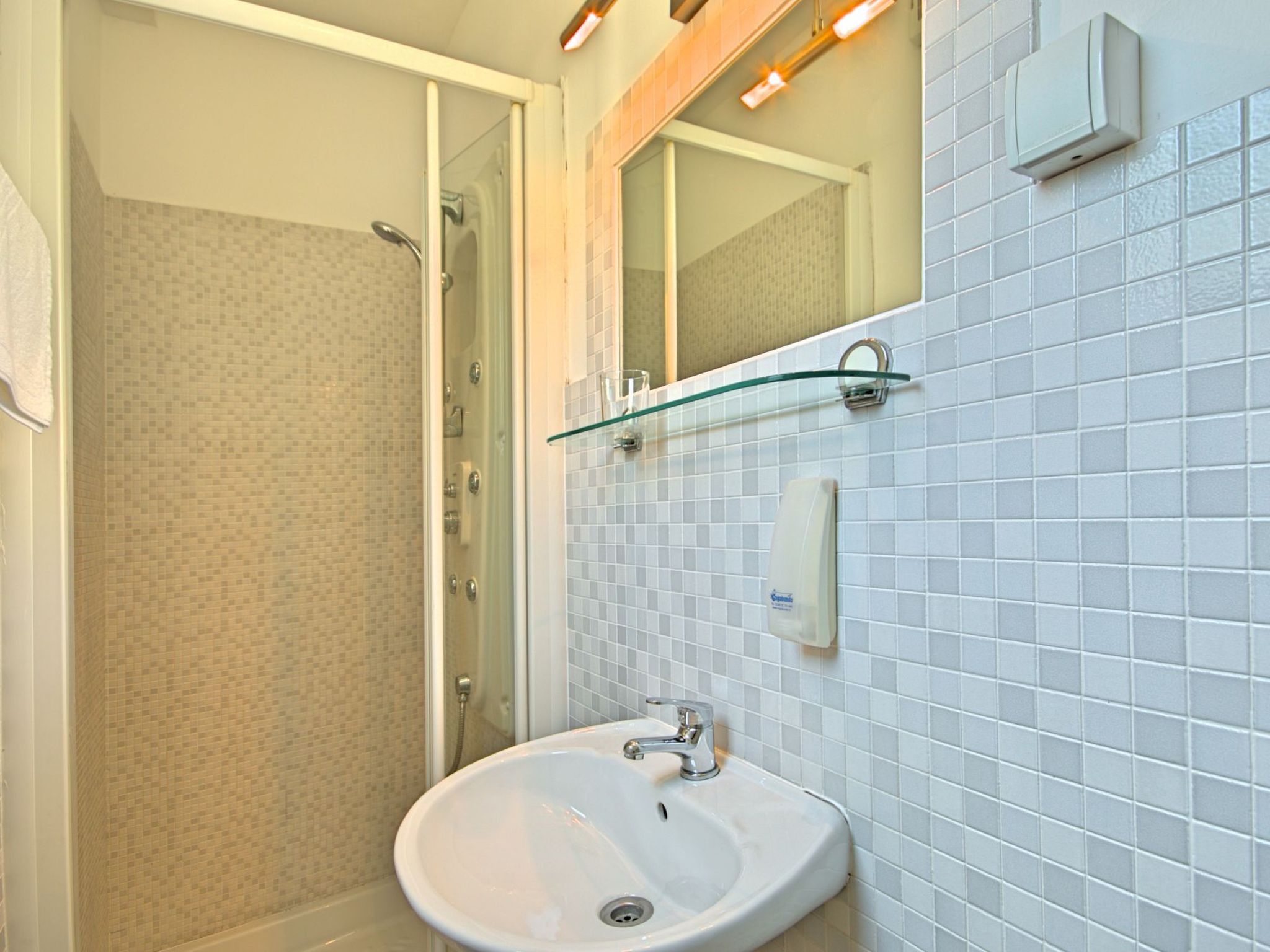 Photo of Apartment Nika 3 Umag mit Pool und Whirlpool 400 Meter vom Strand entfernt