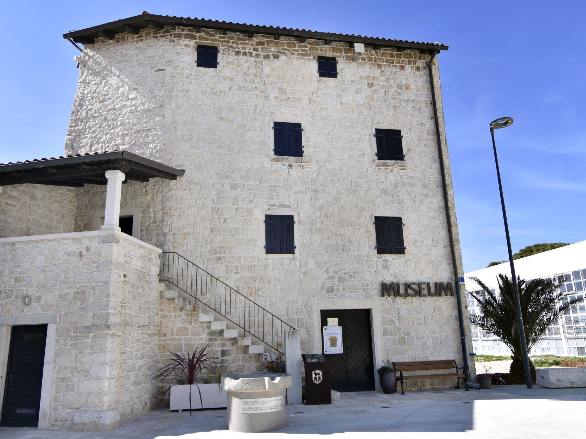 Photo of Apartment Nika 3 Umag mit Pool und Whirlpool 400 Meter vom Strand entfernt