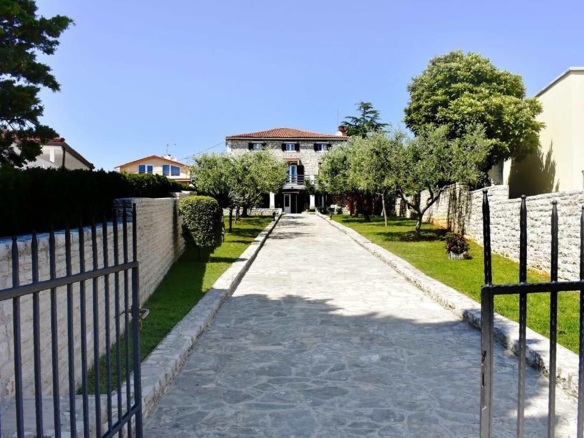 Große Wohnung in Umag mit Großem Garten und Meerblick-Image-tags.info