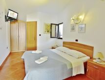 Knusse studio met overdekt terras en tuin, op loopafstand van zee en centrum Umag - thumbnail 2