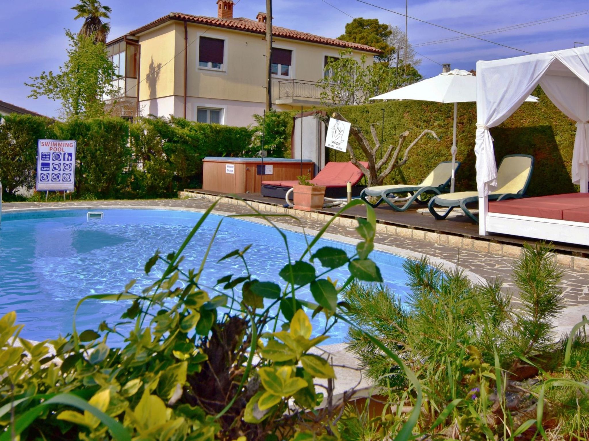 Apartment mit Pool und Whirlpool in der Nähe des Strandes Umag-Buiten