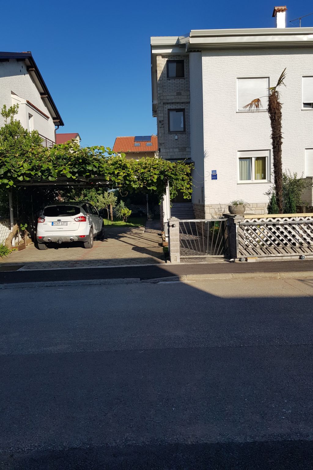 Wohnung Hama Komunela mit Garten und Stellplatz-Binnen
