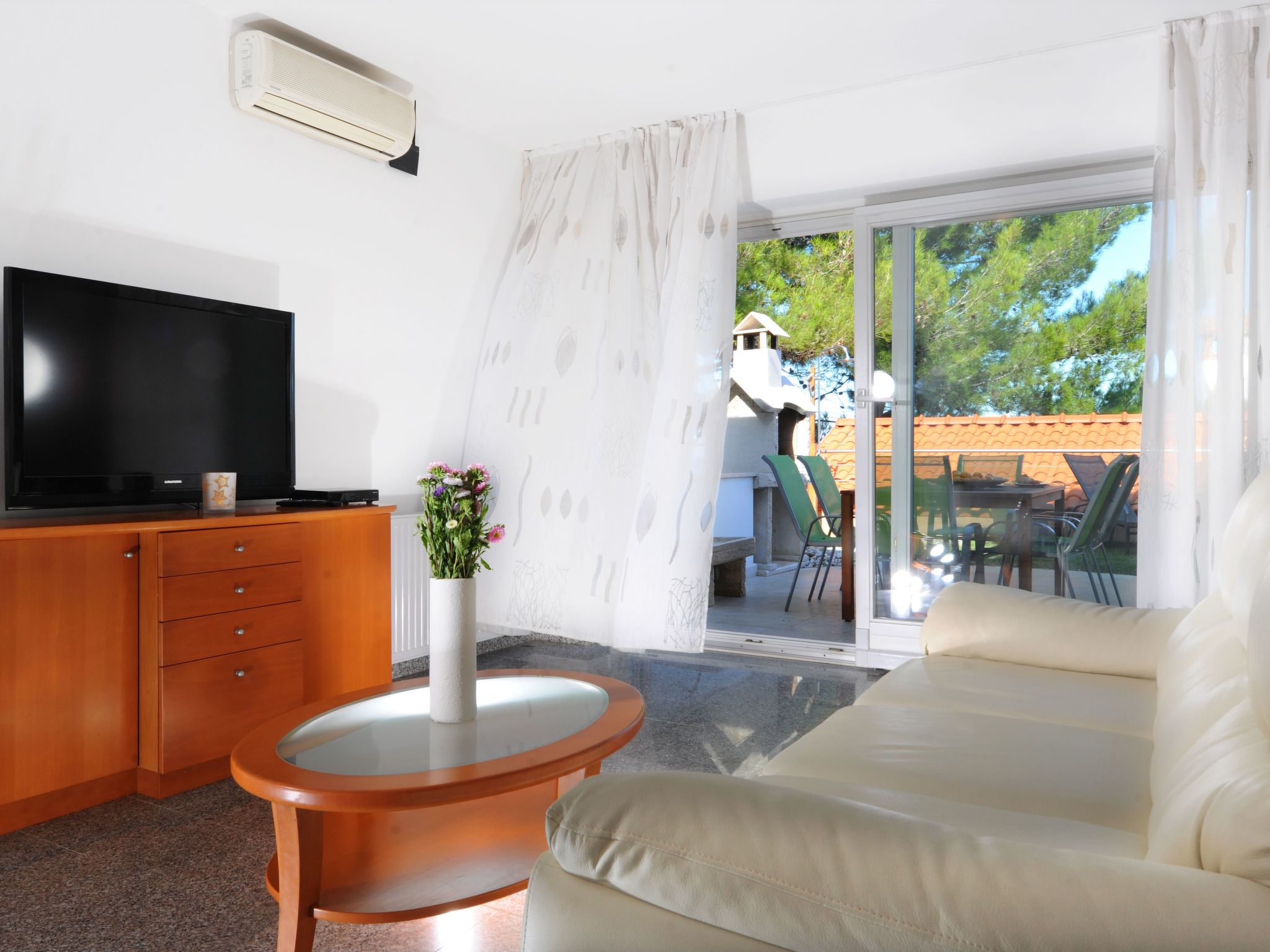 Wunderschöne Wohnung in Crveni Vrh mit Grill, Terrasse und Garten - Image-tags.info