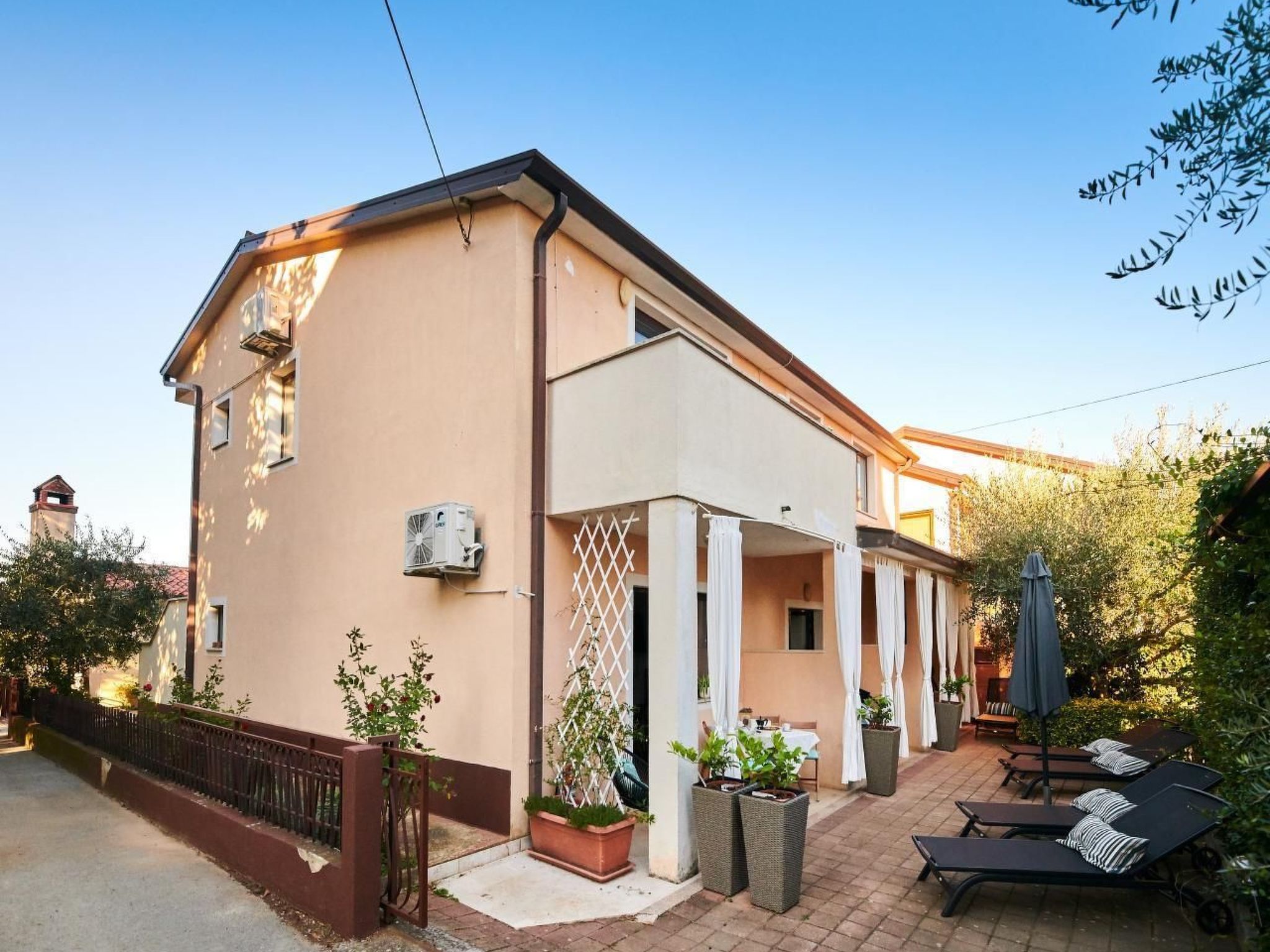 Wohnung Noa 4 Bašanija in der Nähe des Meeres, Terrasse, Grill, Parkplatz - Binnen
