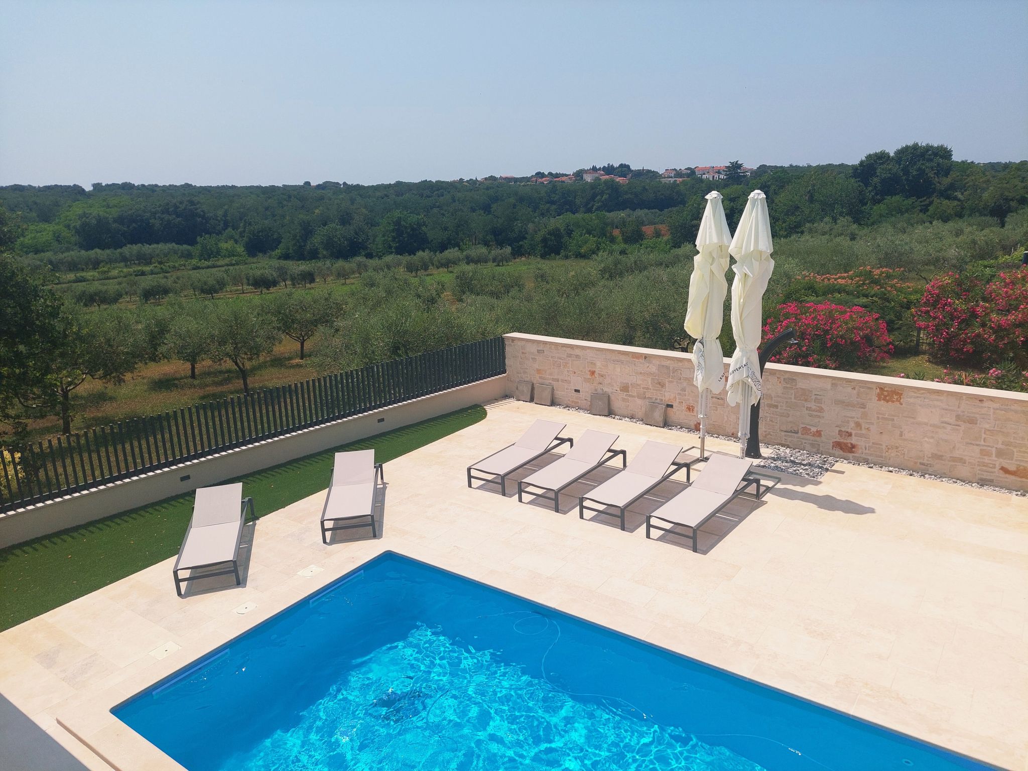 Maximaal 3 huisdieren/honden toegestaan. Villa Faro – Your Romantic Oasis Surrounded by Nature and Olive GrovesImmerse yourself in the peace and beauty of Villa Faro, a new modern villa nestled amon..