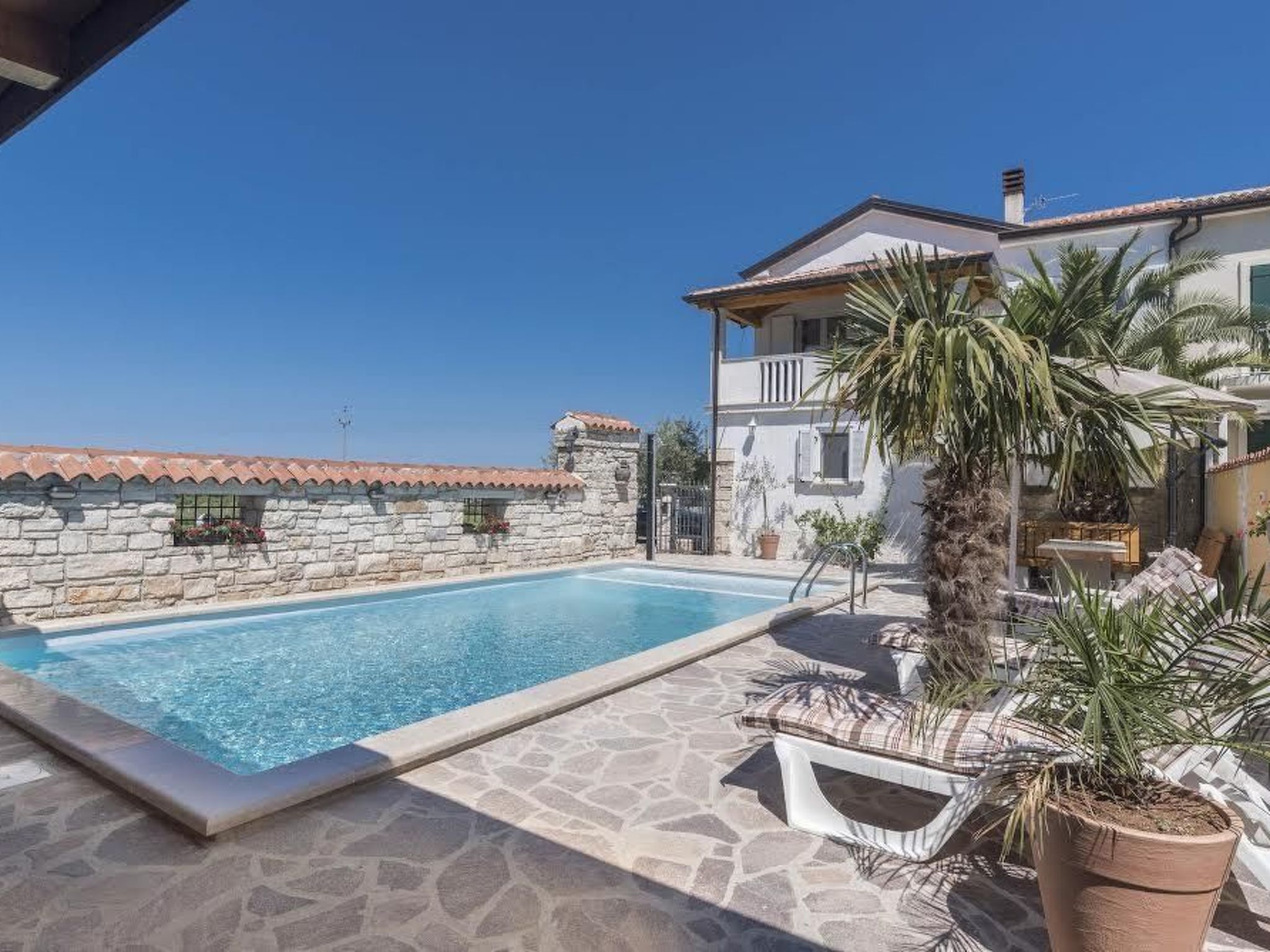 Mit beheiztem Pool und Meerblick-Inside