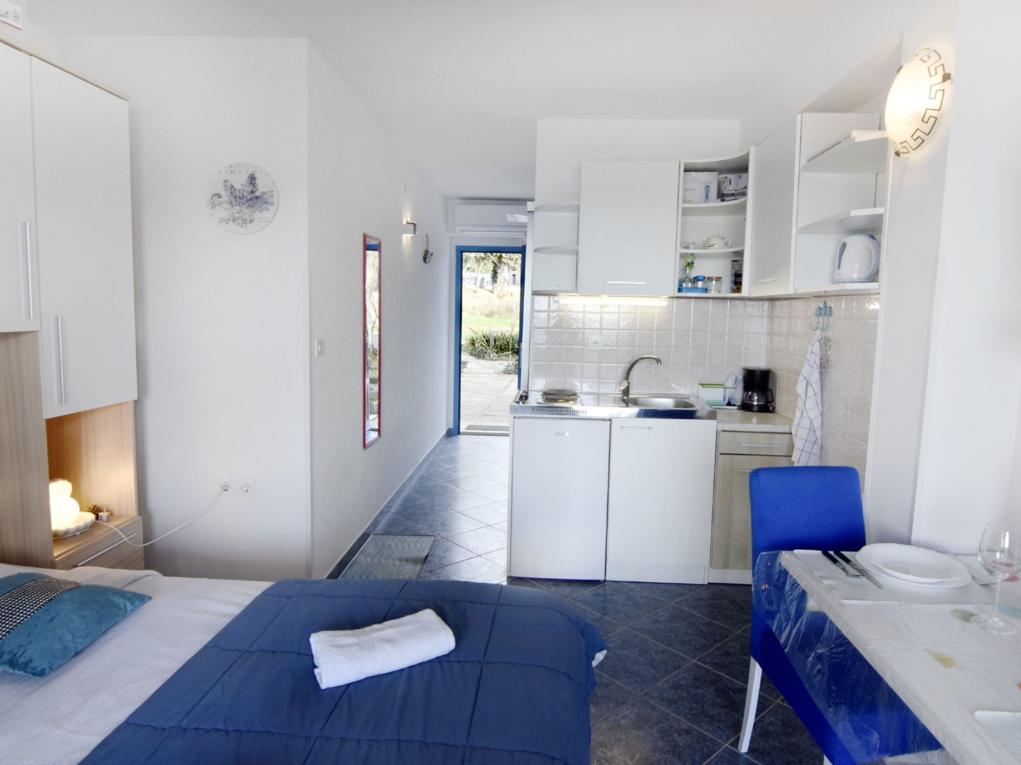 Studio TONI-Image-tags.info