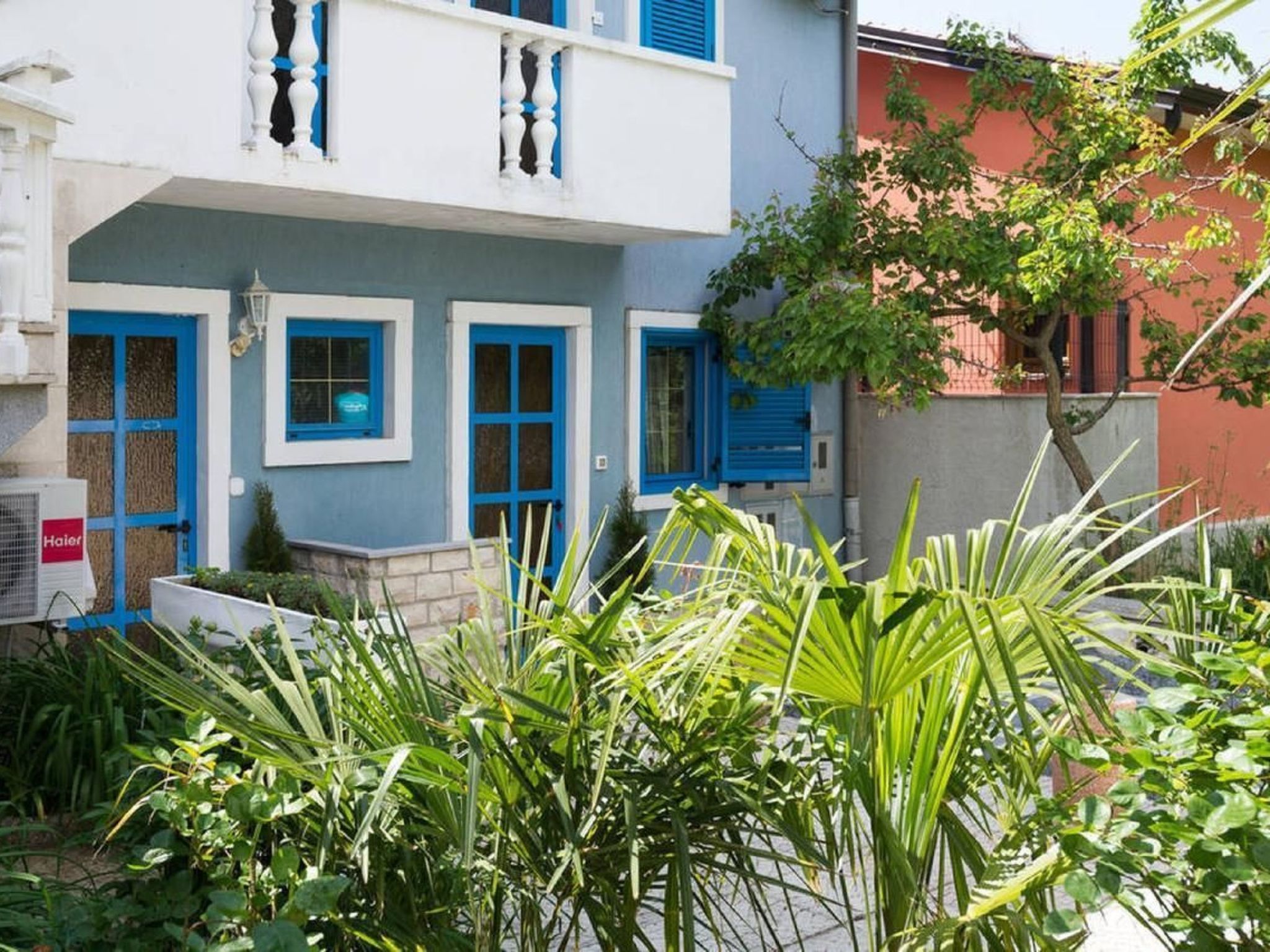 Studio TONI-Image-tags.info